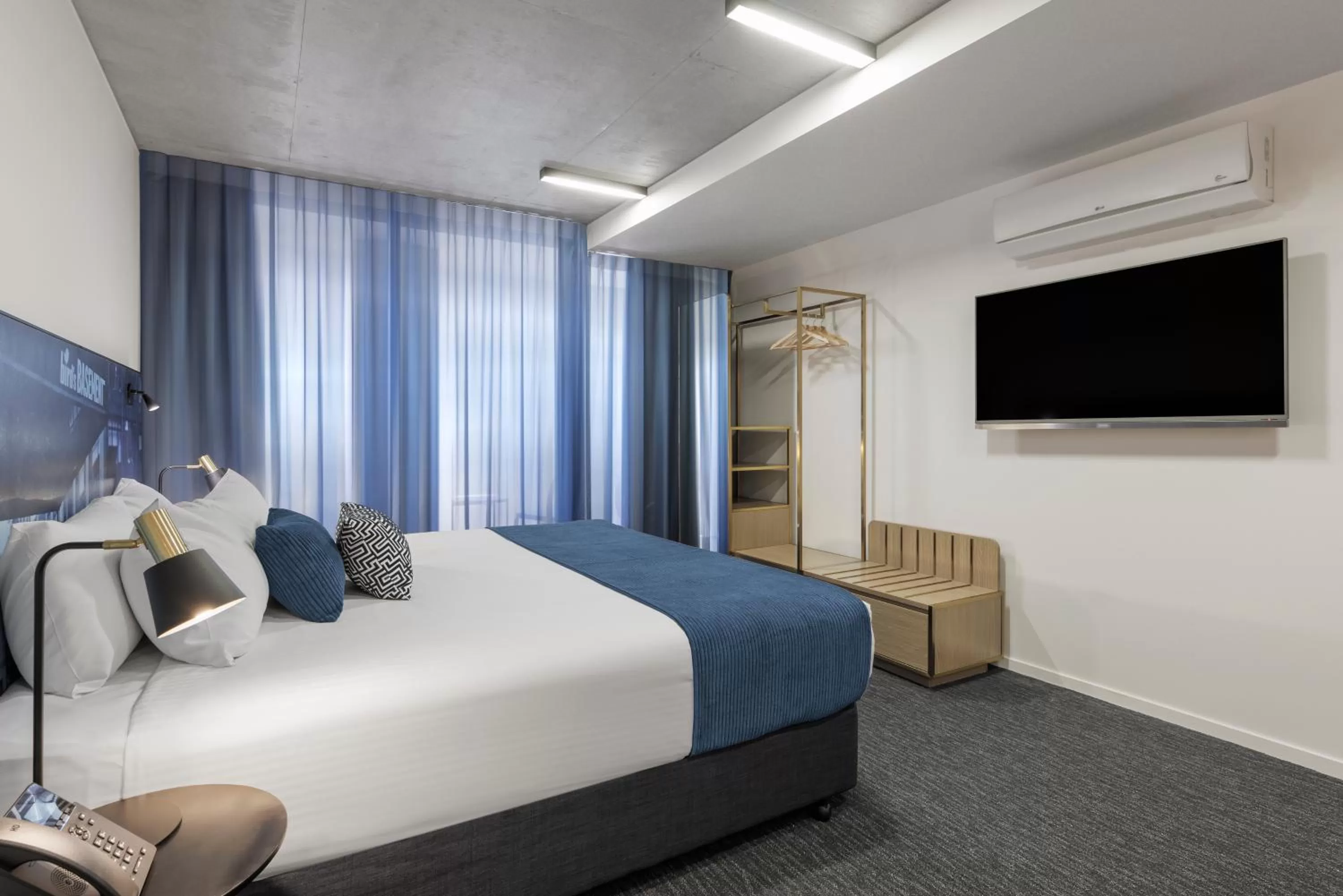 Bed in Mercure Melbourne St Kilda Road