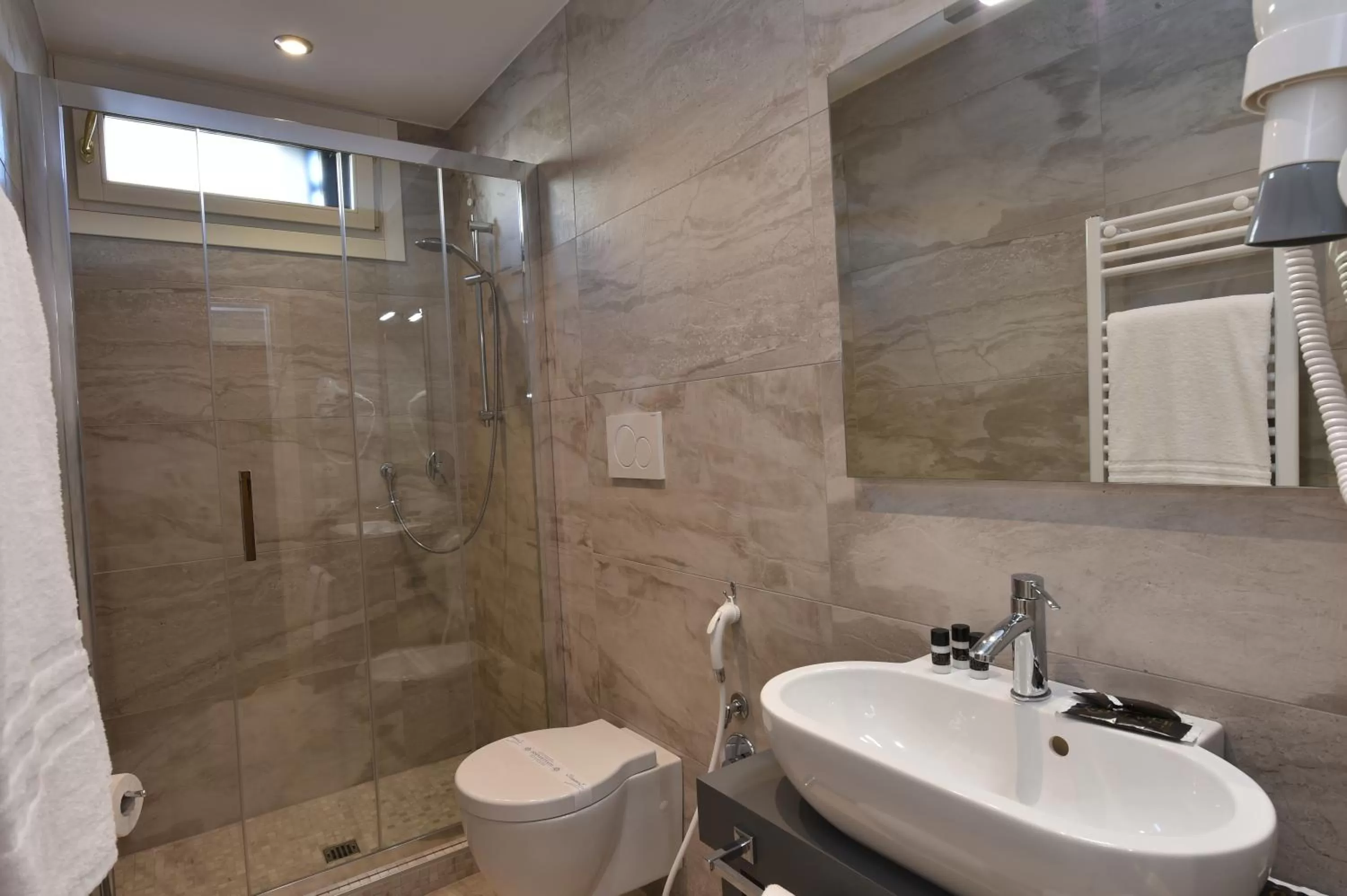 Shower in Hotel Villa Rosa