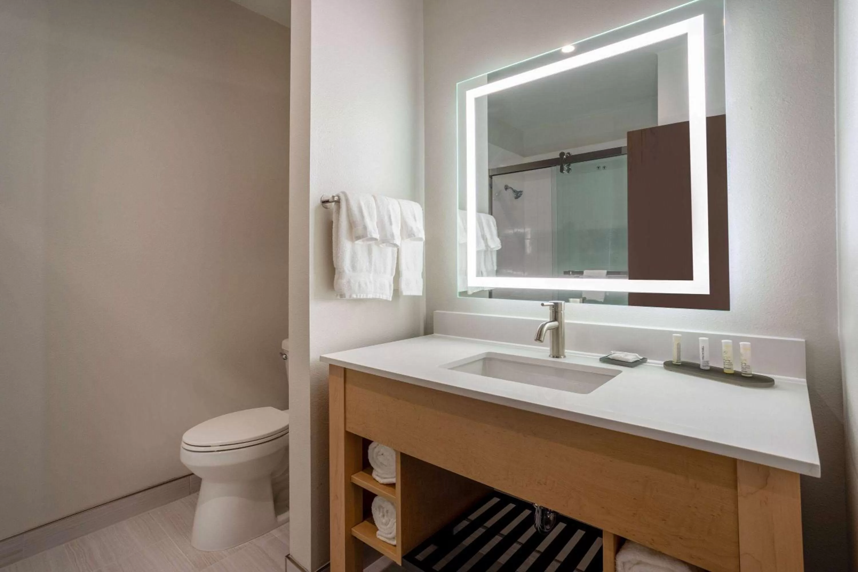 Bathroom in La Quinta Inn & Suites by Wyndham Pflugerville