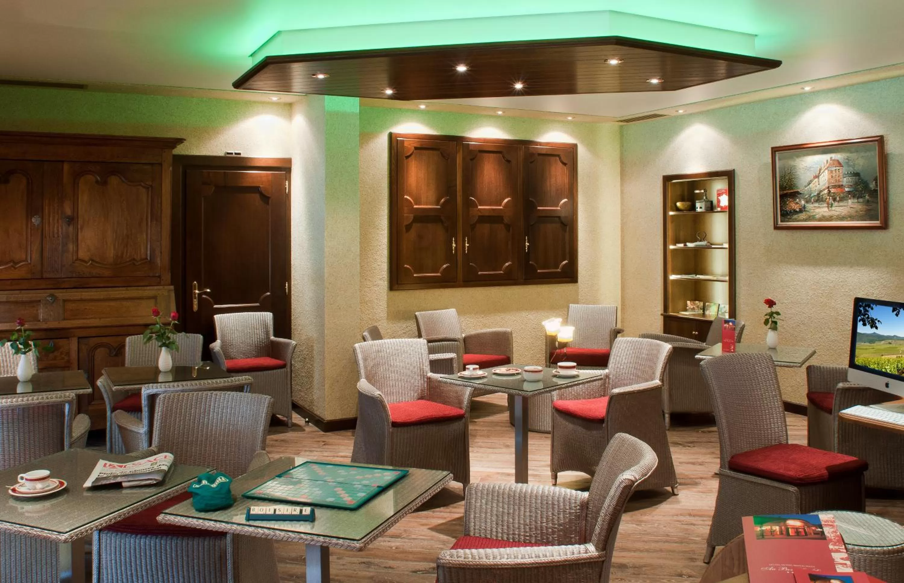 Seating area in Logis Hostellerie Motel Au Bois Le Sire