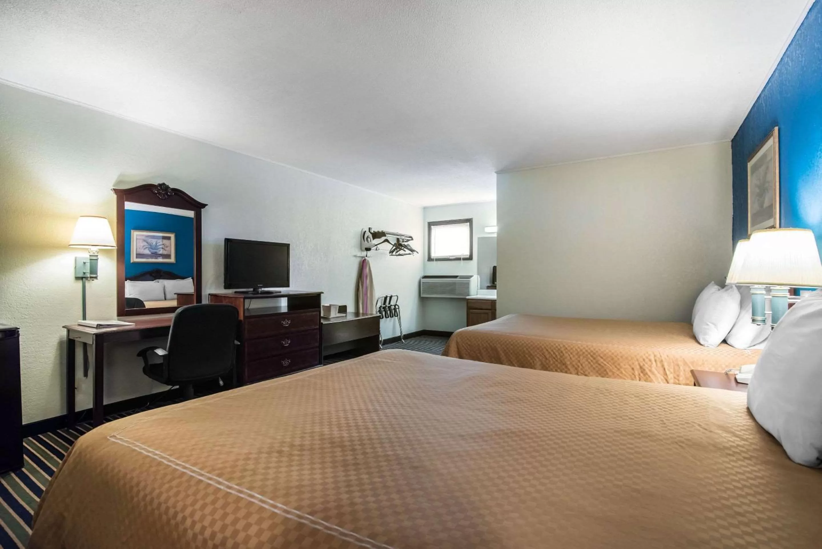 Photo of the whole room, Bed in Econo Lodge