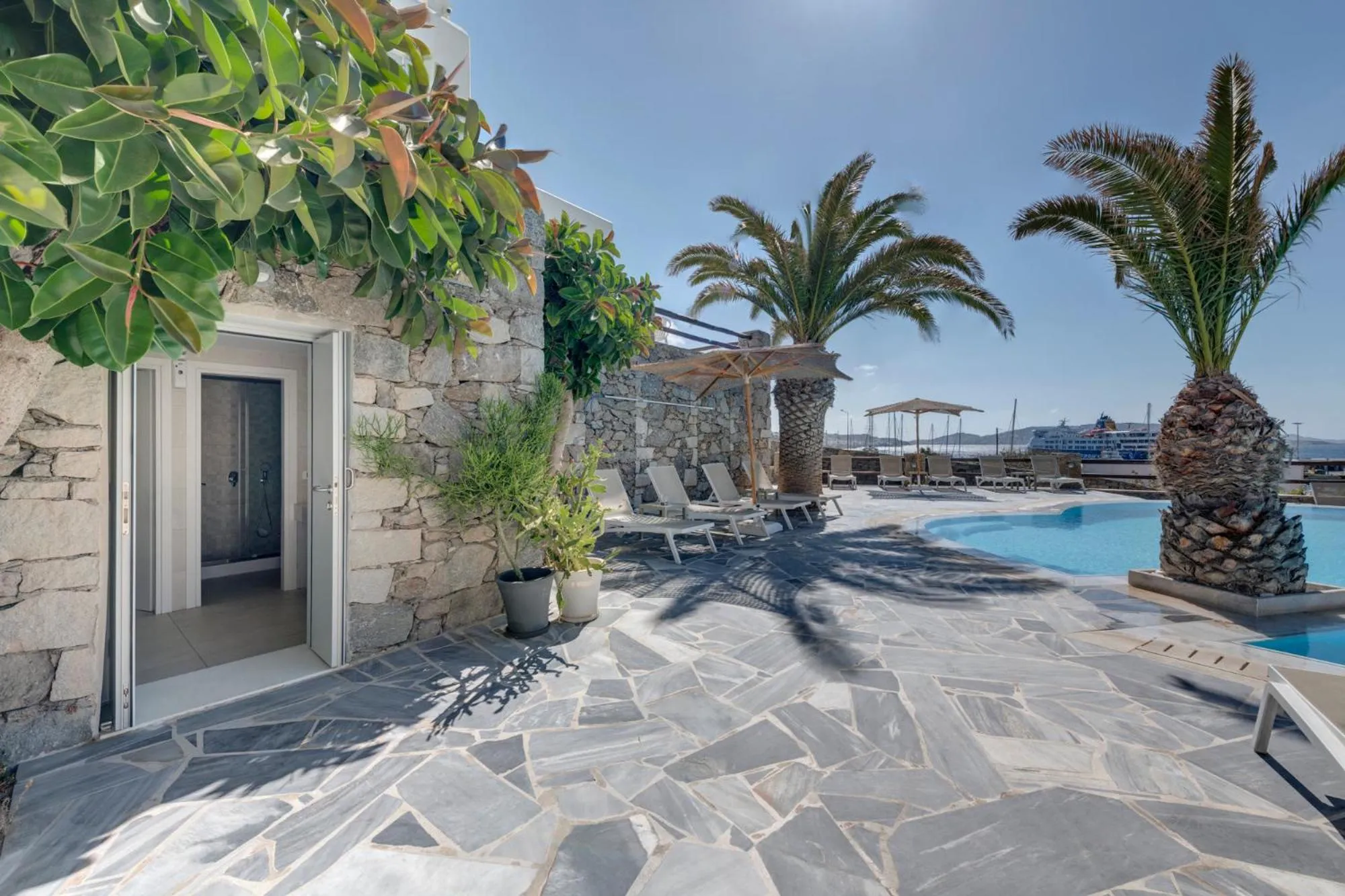 Swimming pool in Makis Place