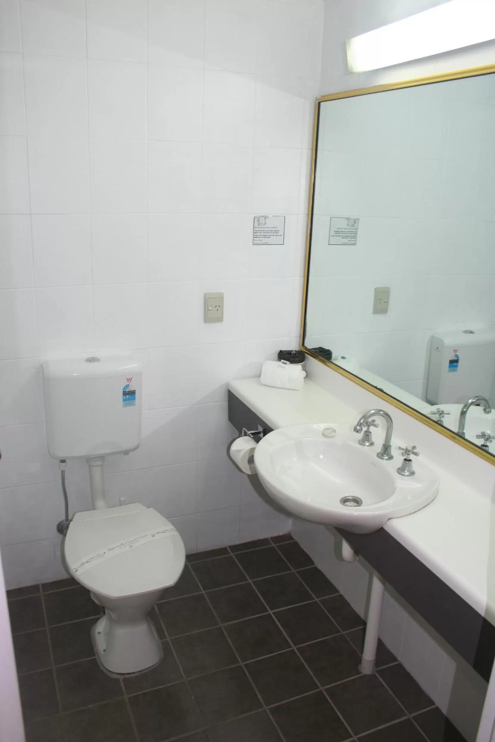 Bathroom in Club Motel Armidale