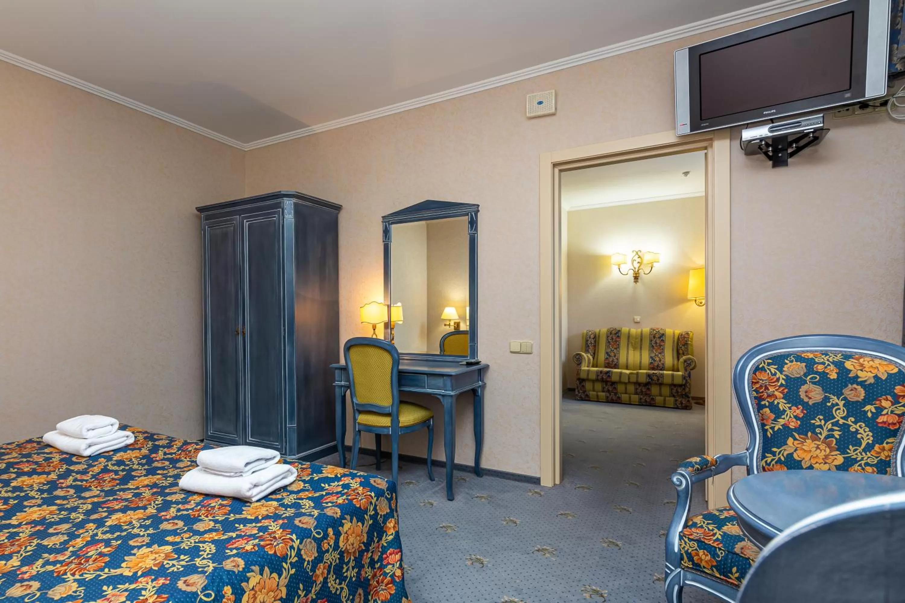 Photo of the whole room, Bed in Edelweiss