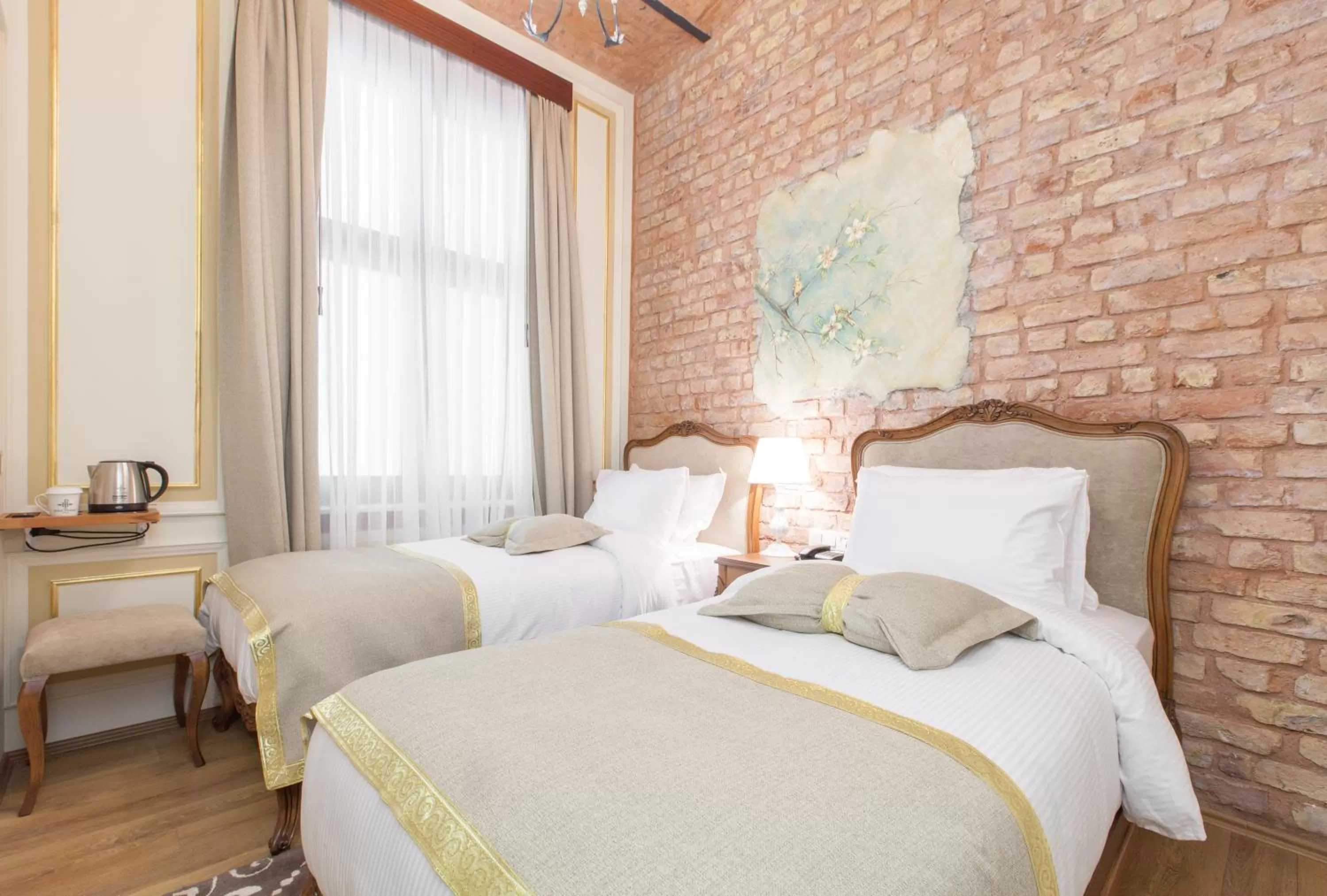 Balcony/Terrace, Bed in Hotel Pera Parma