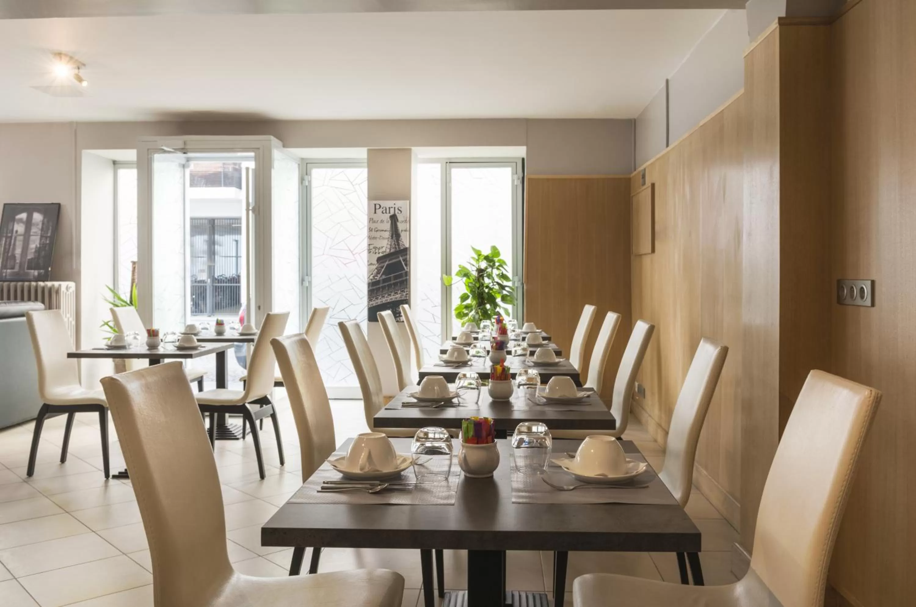 Dining area in Hôtel Eiffel XV
