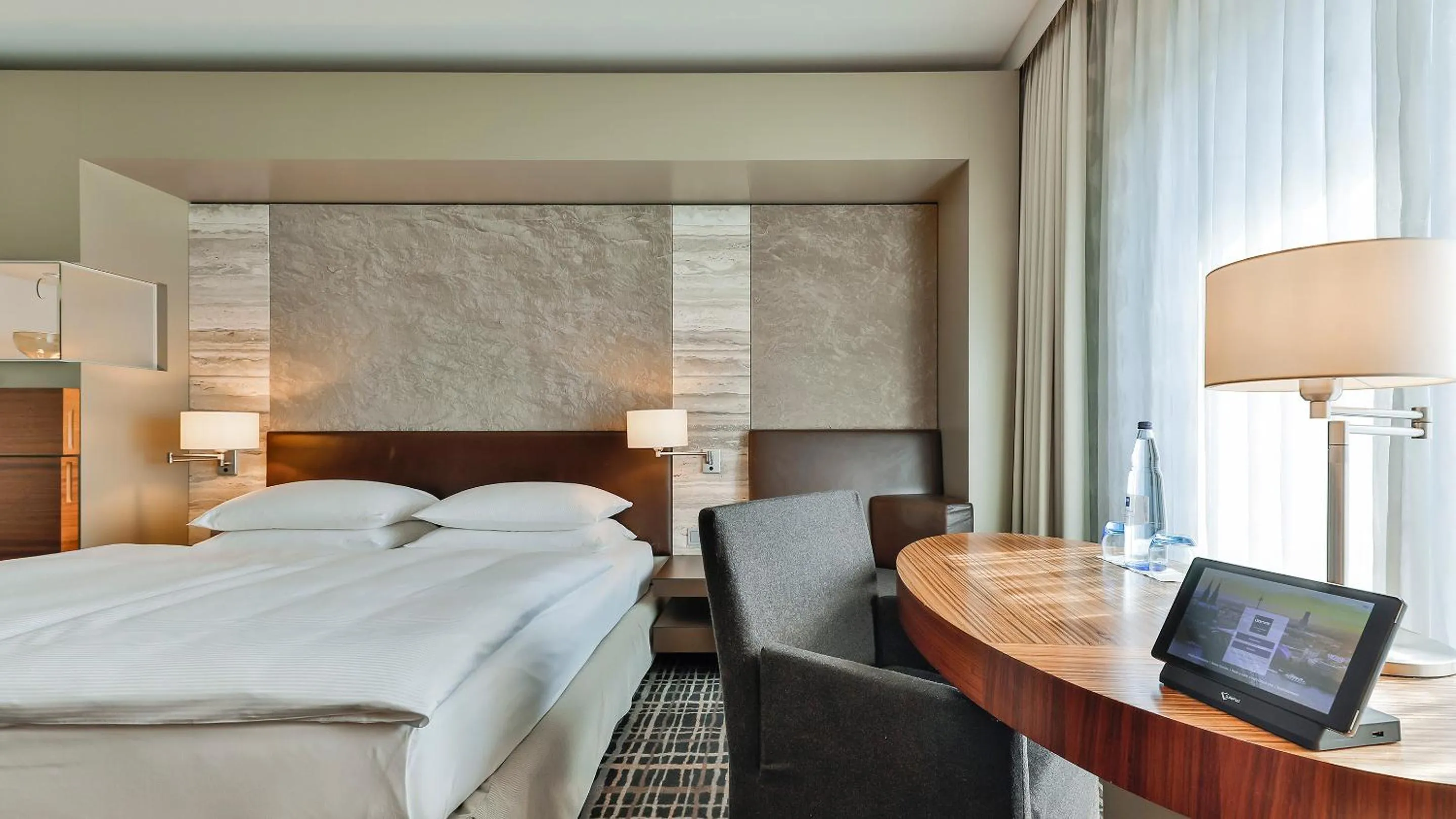 Bed in Dorint Hotel am Heumarkt Köln