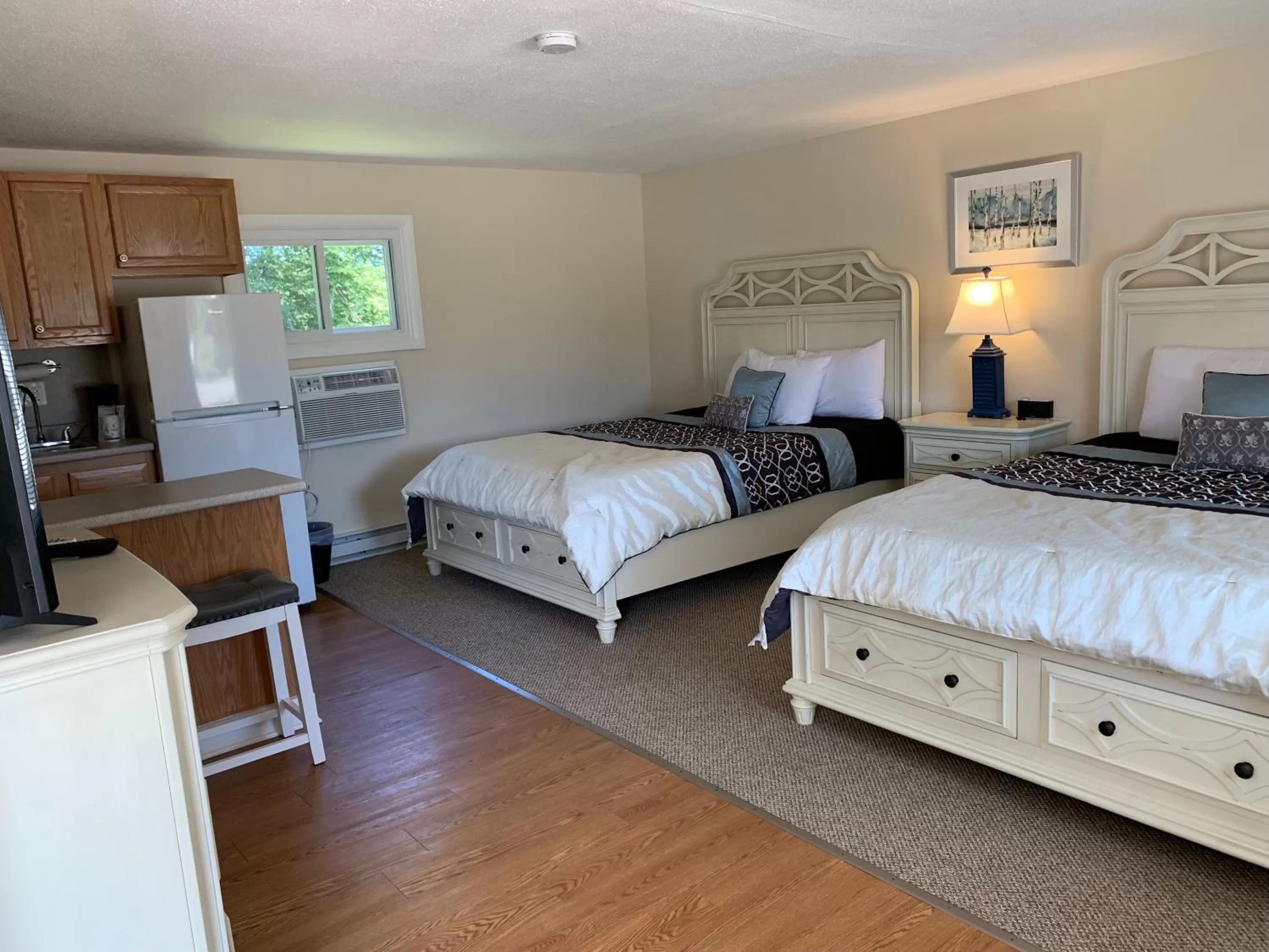 Bed in Shore Road Inn