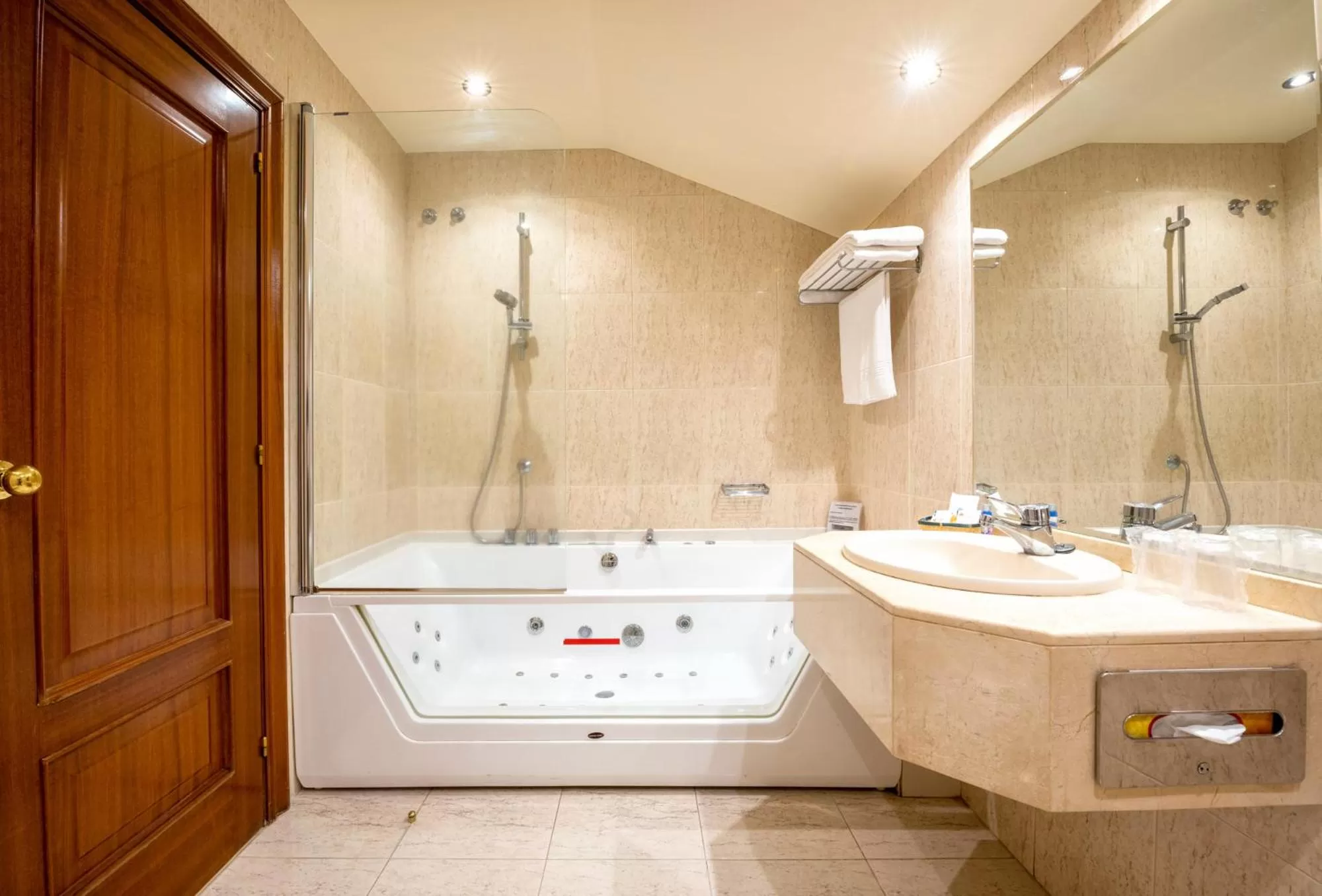 Hot Tub in Motel Jardin