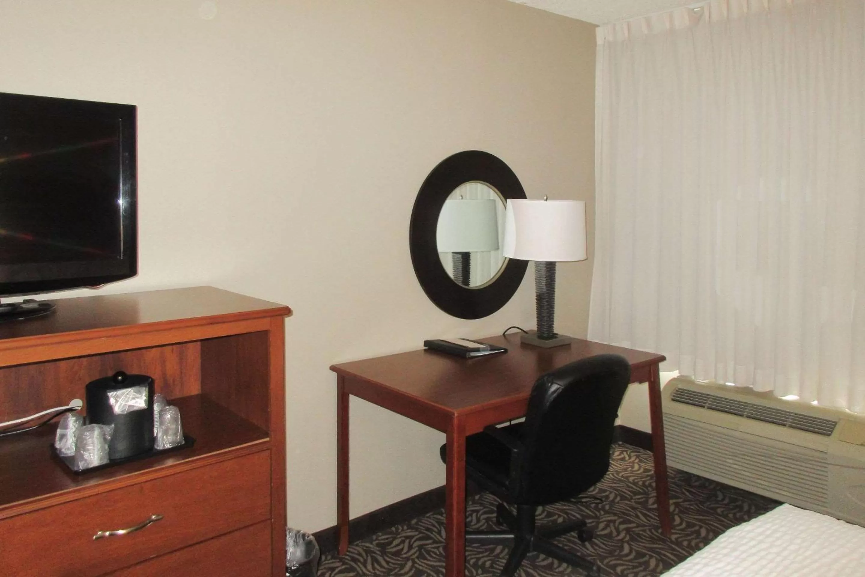 Photo of the whole room, Bed in Clarion Inn & Suites Cortland - University Area
