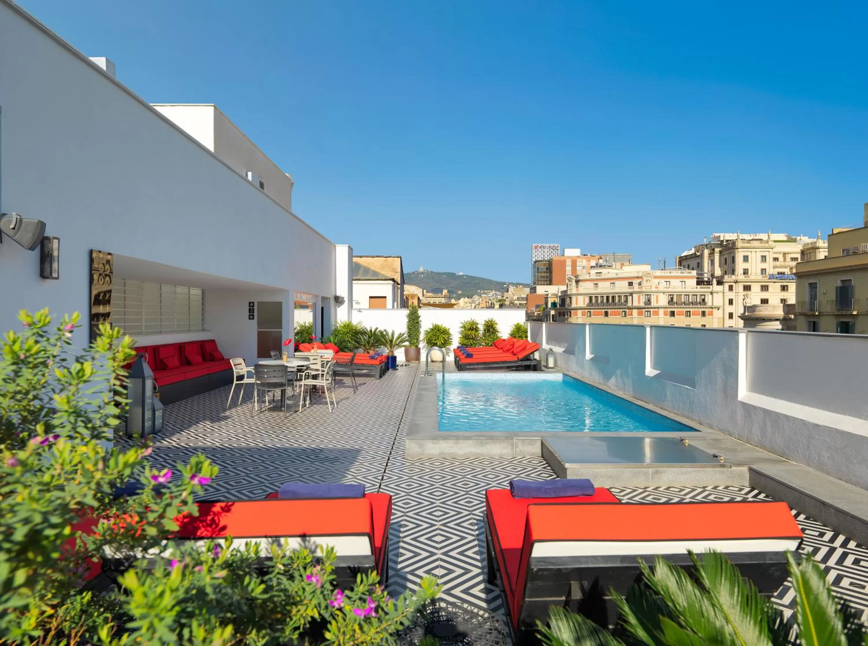 Swimming Pool in H10 Metropolitan 4* Sup