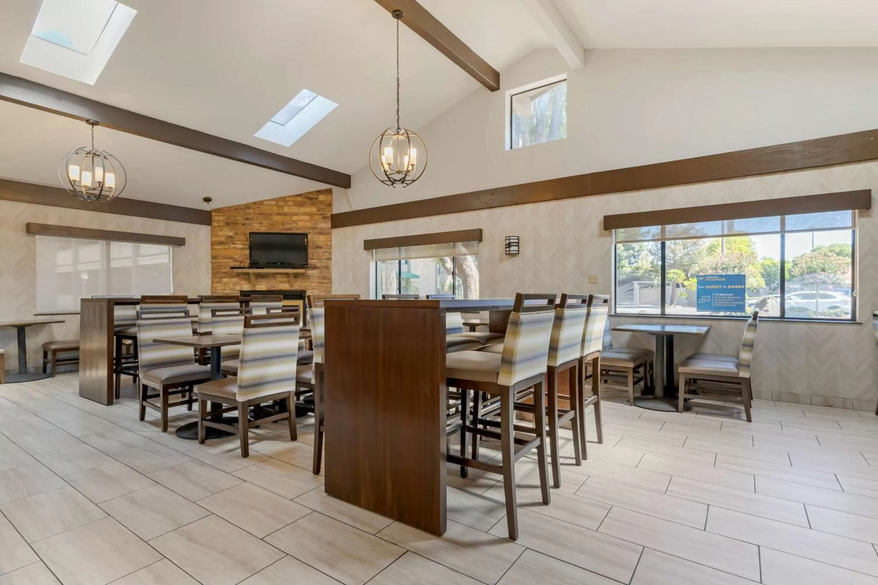 Breakfast in Best Western Plus Forest Park Inn