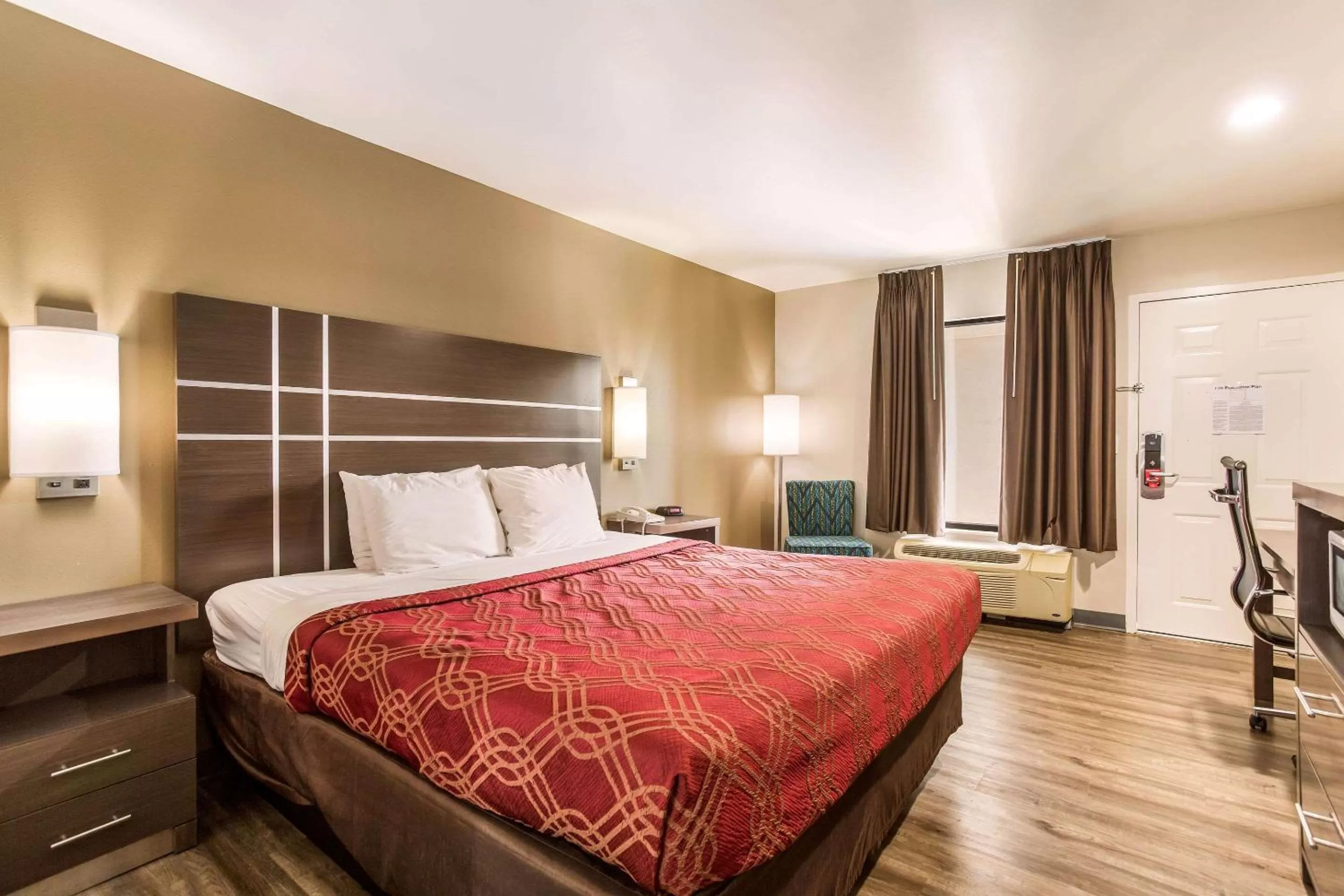 Photo of the whole room, Bed in Econo Lodge Inn & Suites Murfreesboro Shopping District