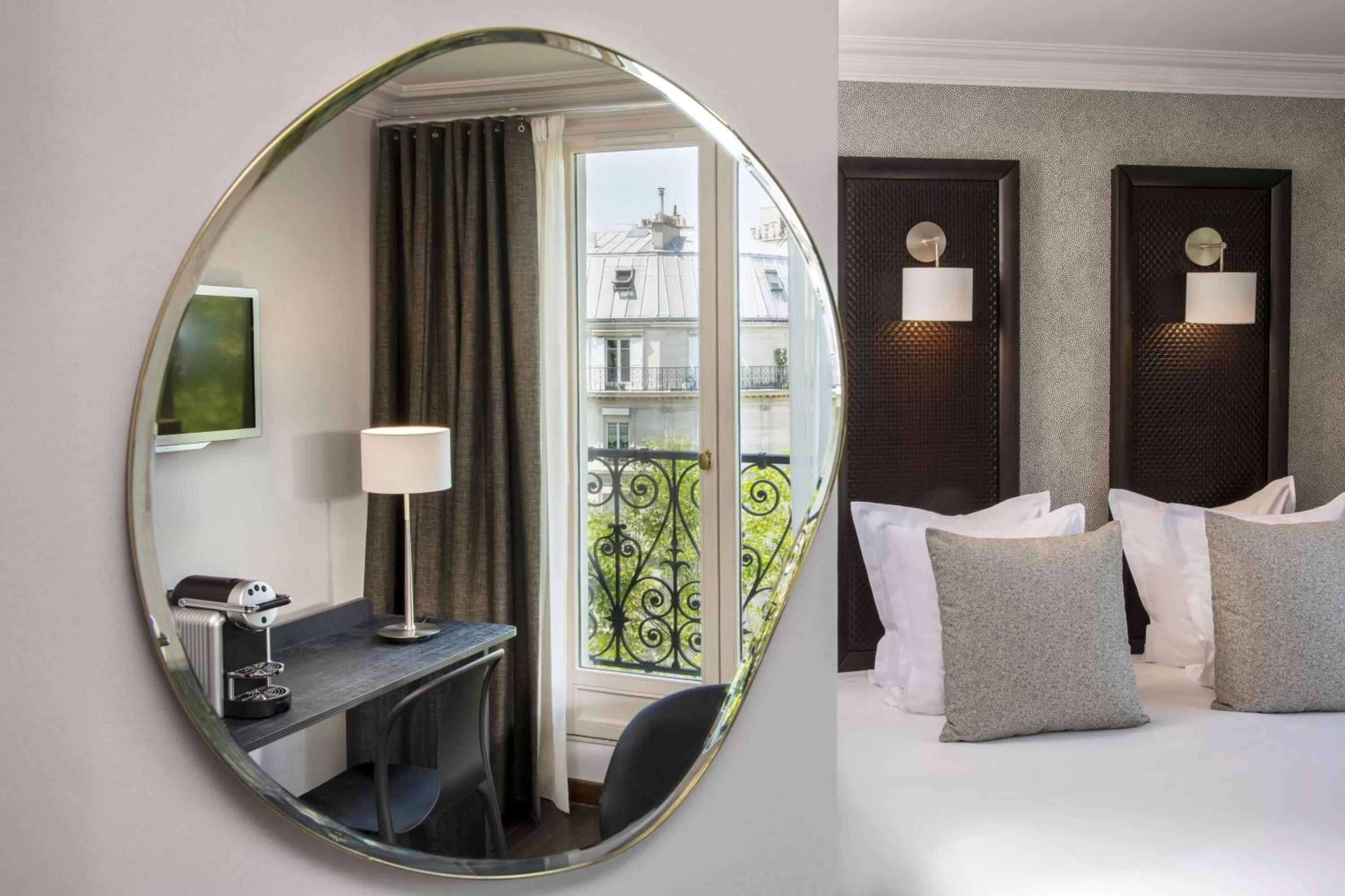 Decorative detail, Bed in Hôtel Elysées Régencia