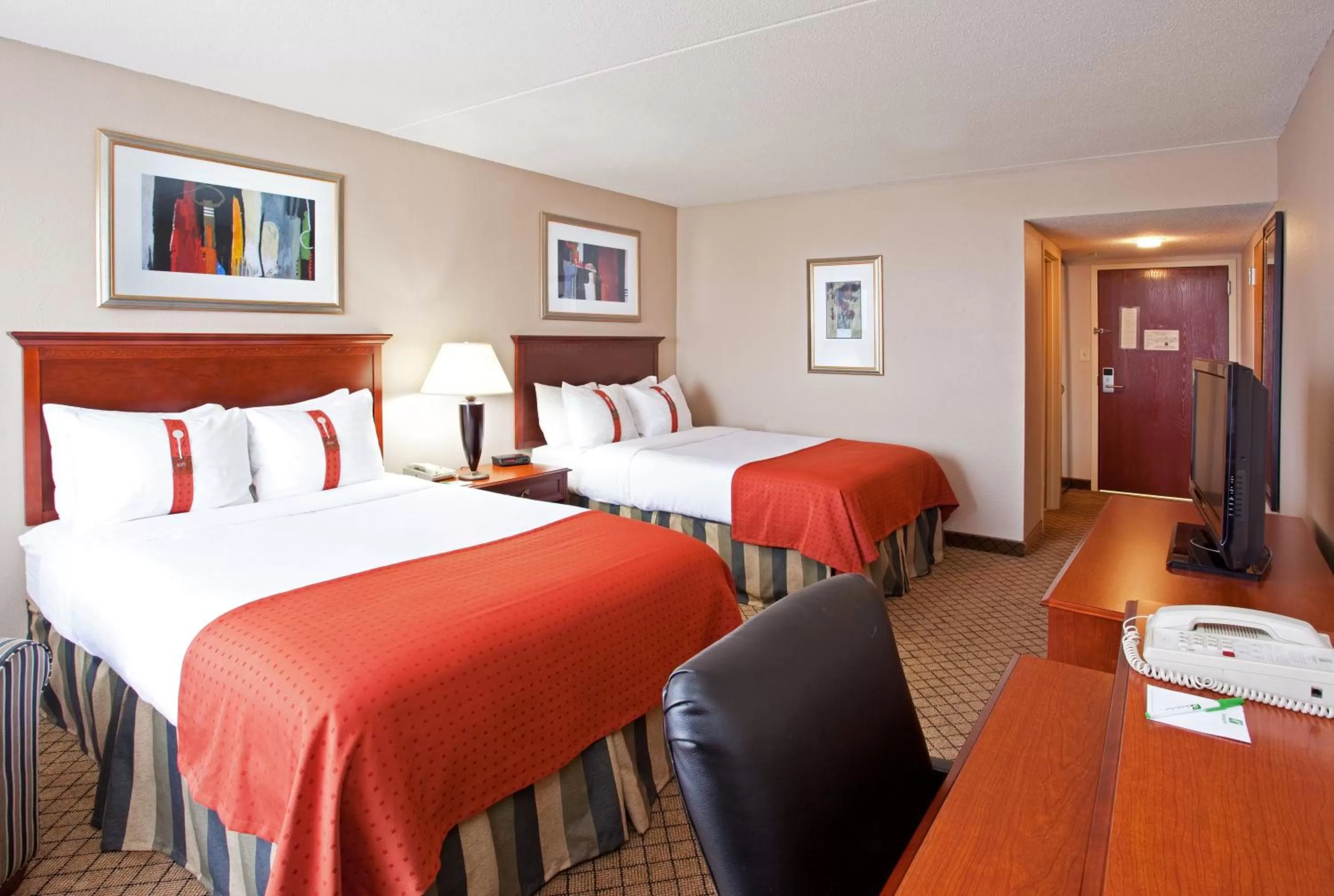 Photo of the whole room, Bed in Holiday Inn Cincinnati-Eastgate by IHG