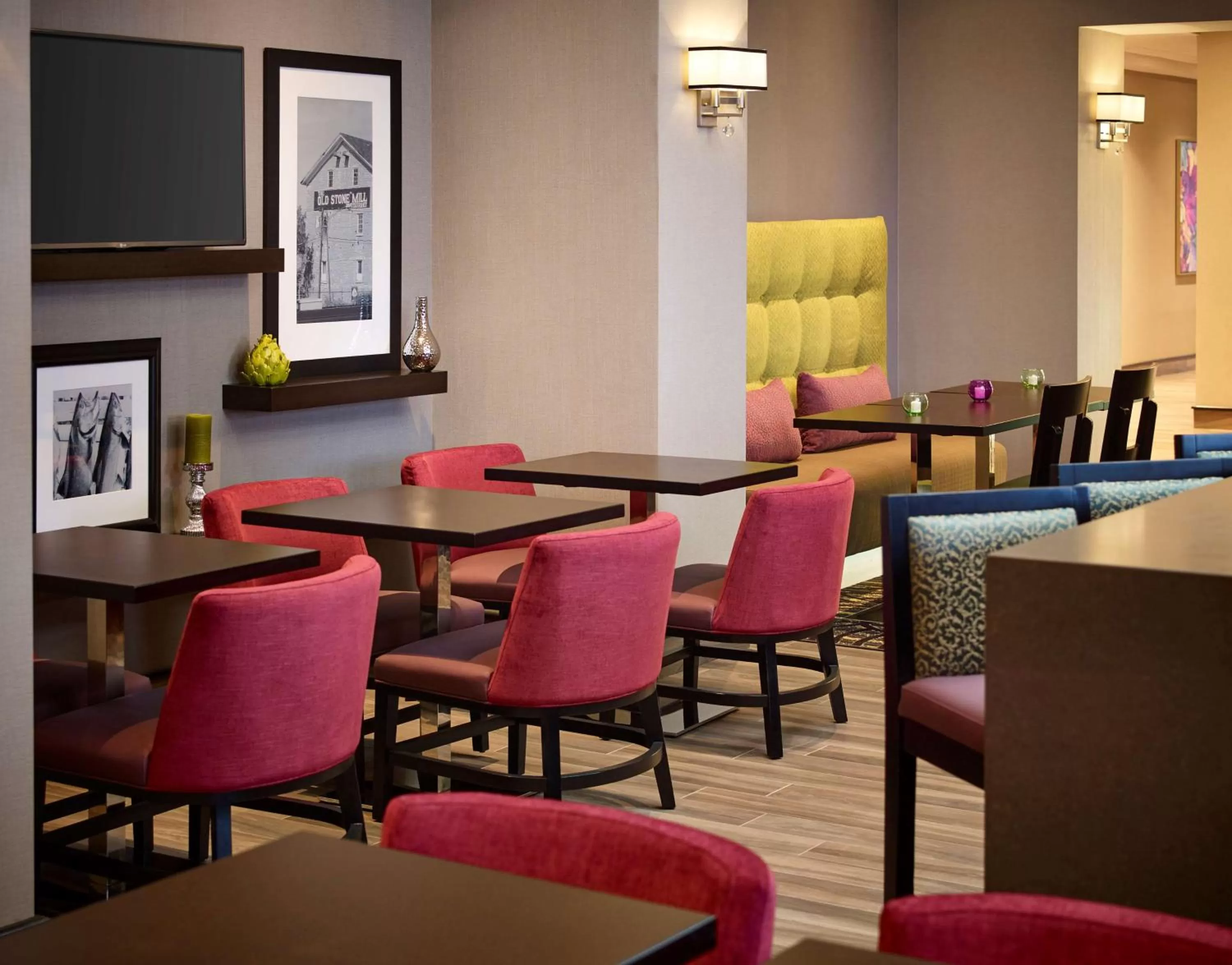 Lounge or bar in Hampton Inn by Hilton Timmins
