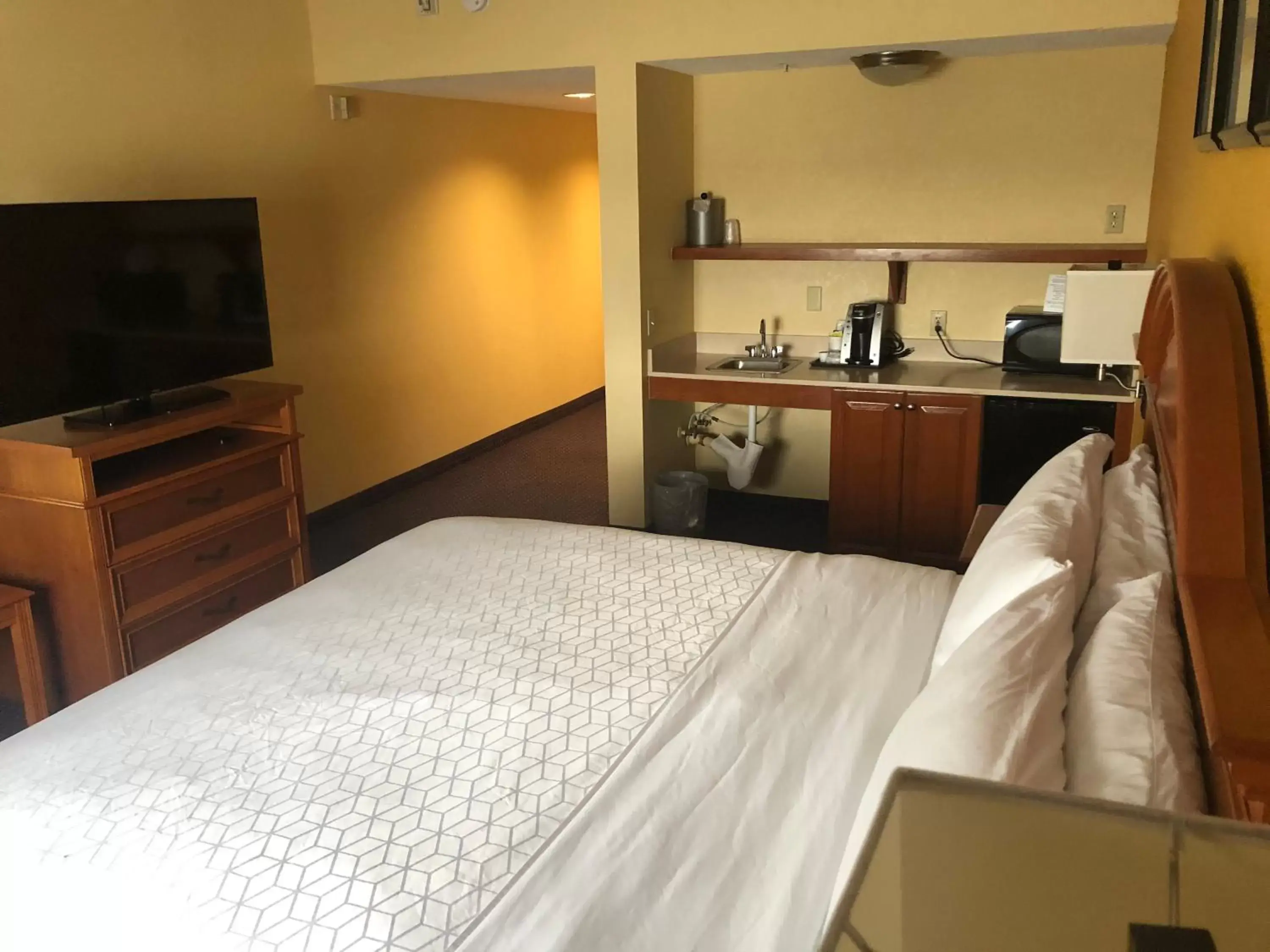 King Room with Bath Tub - Disability Access/Non-Smoking in Holiday Inn Express and Suites Fort Lauderdale Airport West, an IHG Hotel King Room with Bath Tub - Disability Access/Non-Smoking in Holiday Inn Express and Suites Fort Lauderdale Airport West, an IHG Hotel