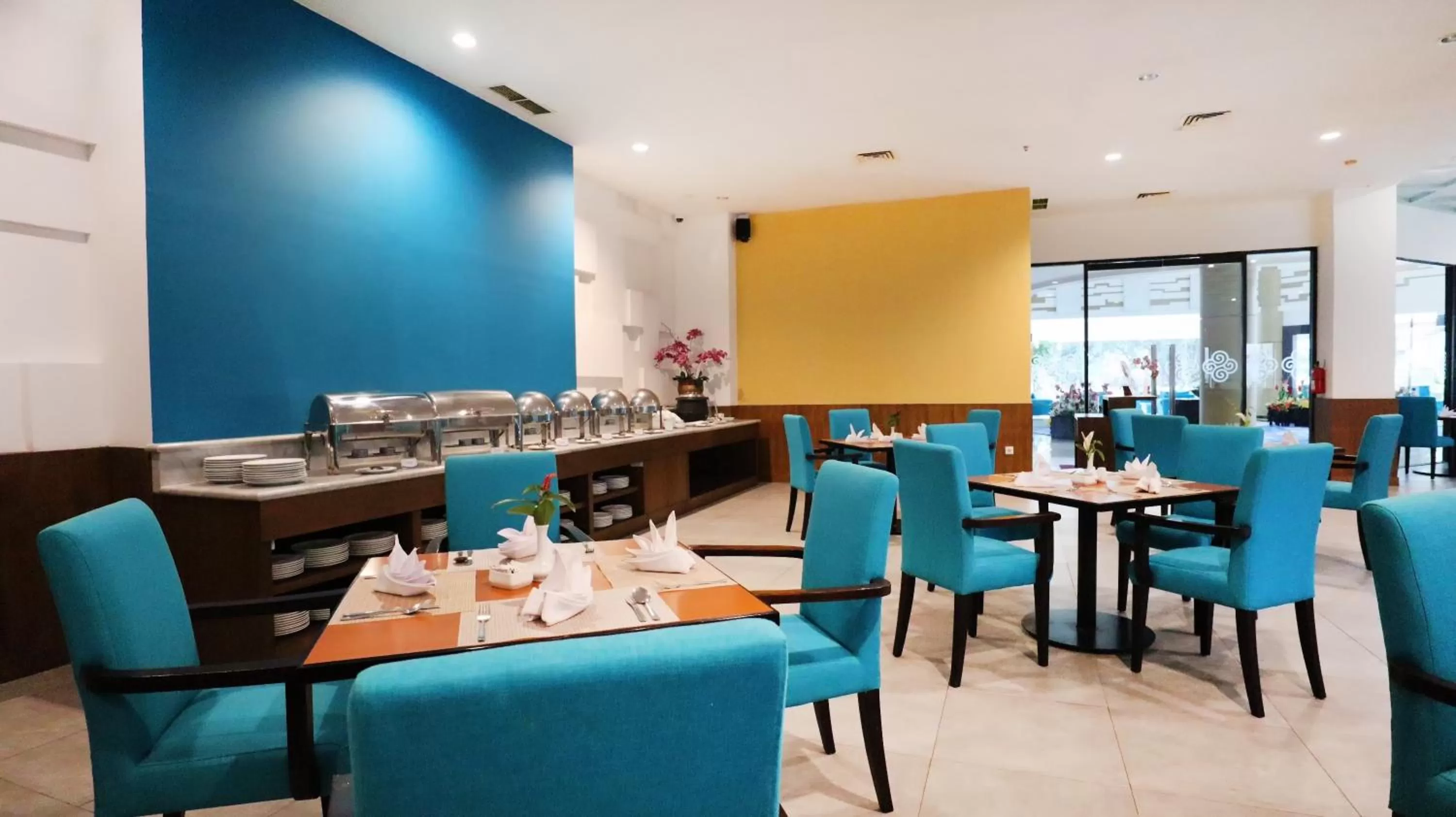 Food and drinks, Restaurant/Places to Eat in Vue Palace, ARTOTEL Curated