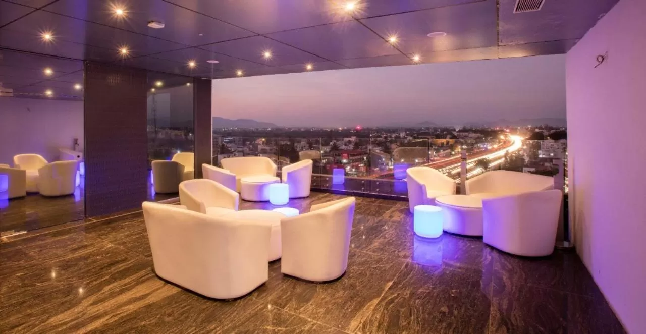 Living room, Lounge/Bar in Sapphire Premium Hotel & Suite