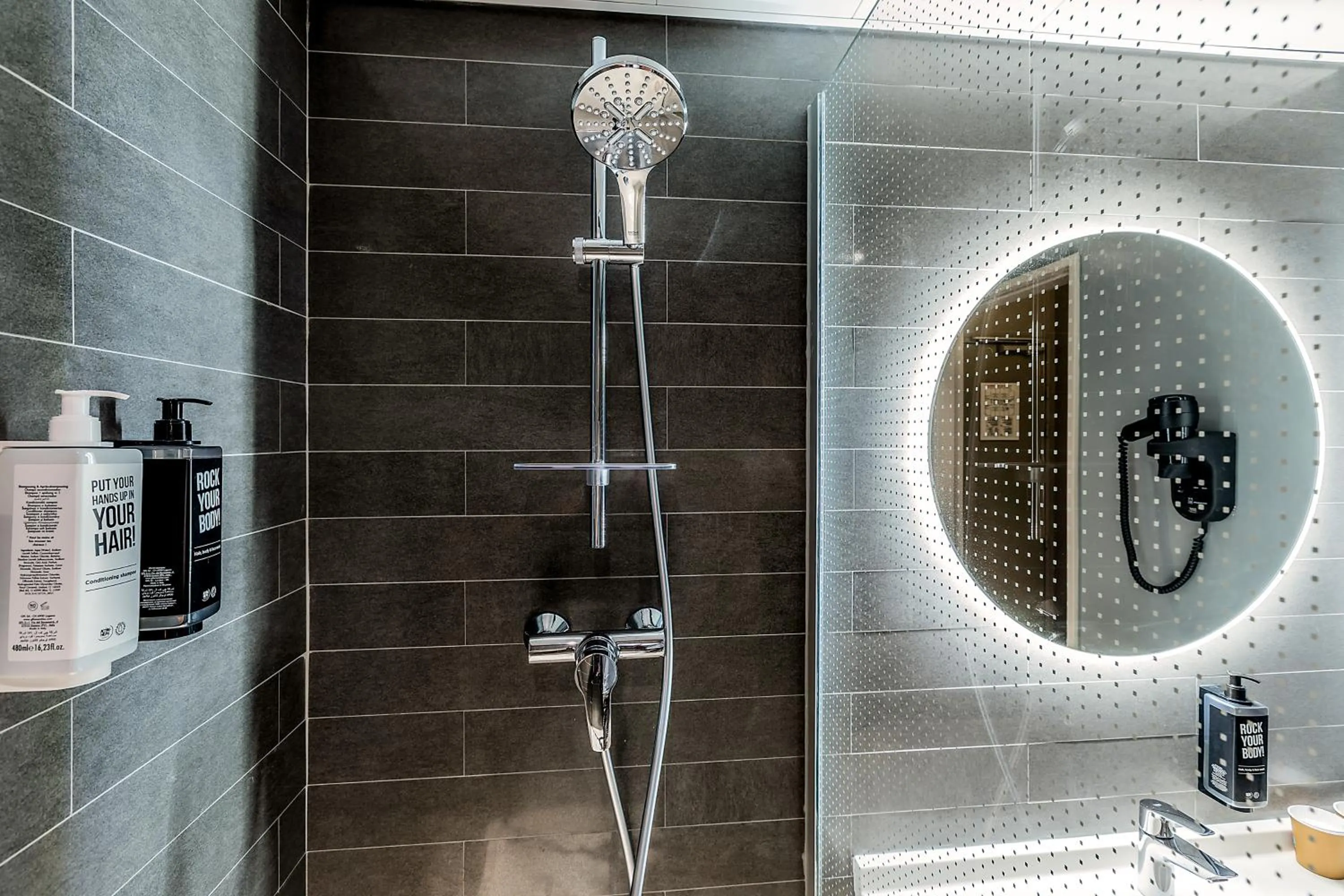 Bathroom in Ibis Madrid Aeropuerto Barajas