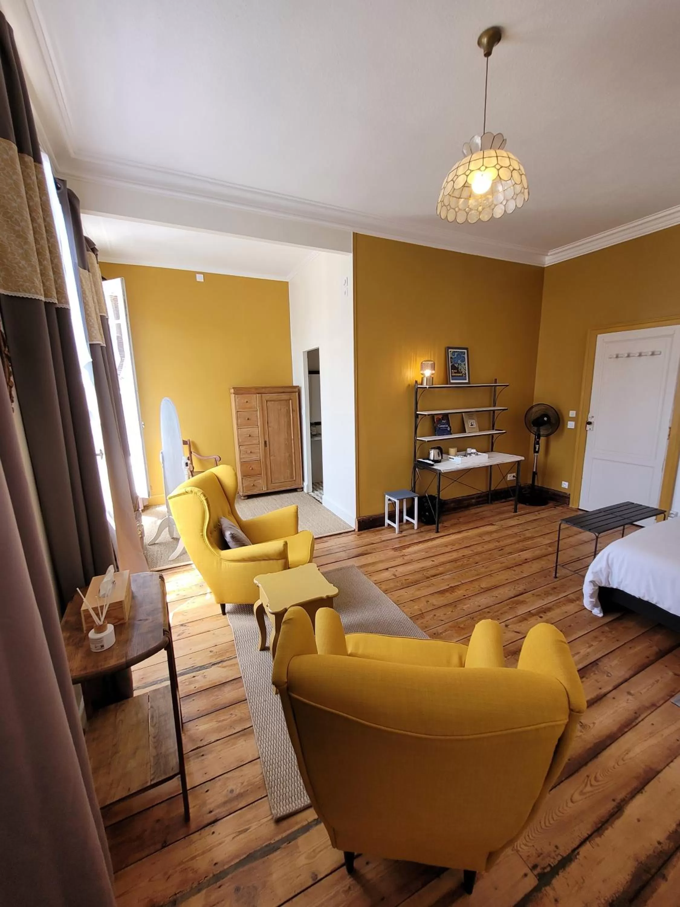Photo of the whole room in Madeleine Bergerac