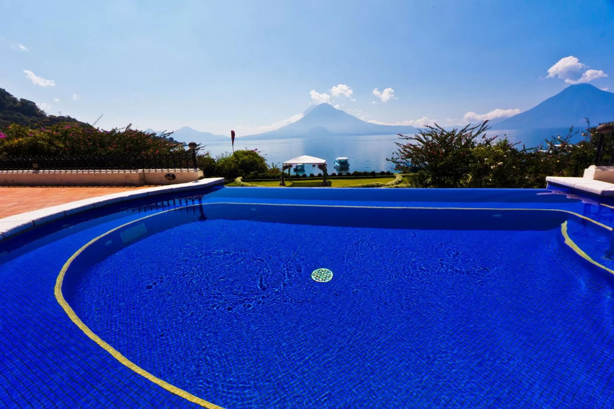 Pool view in Hotel Atitlan