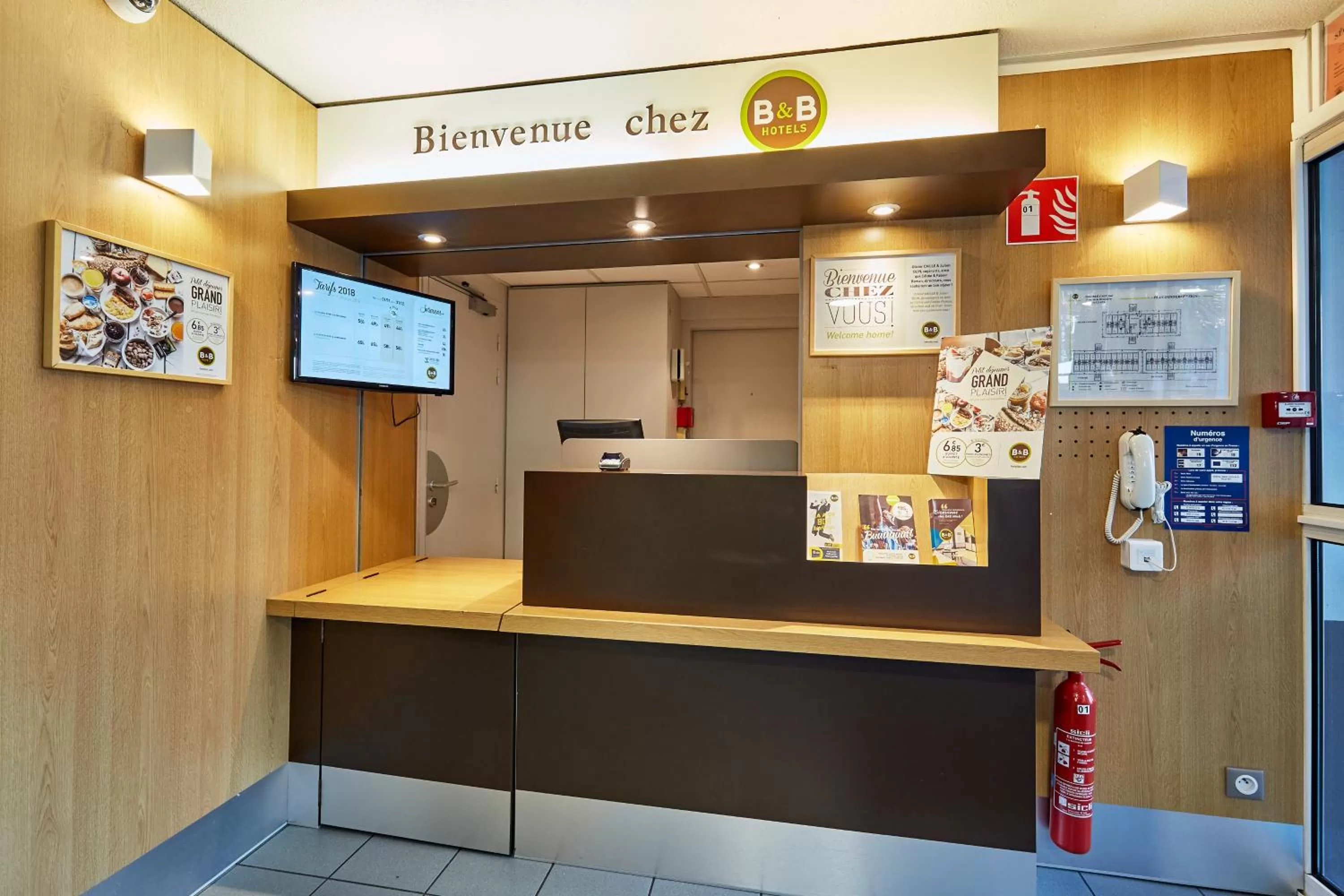 Lobby or reception in B&B HOTEL CAEN Sud