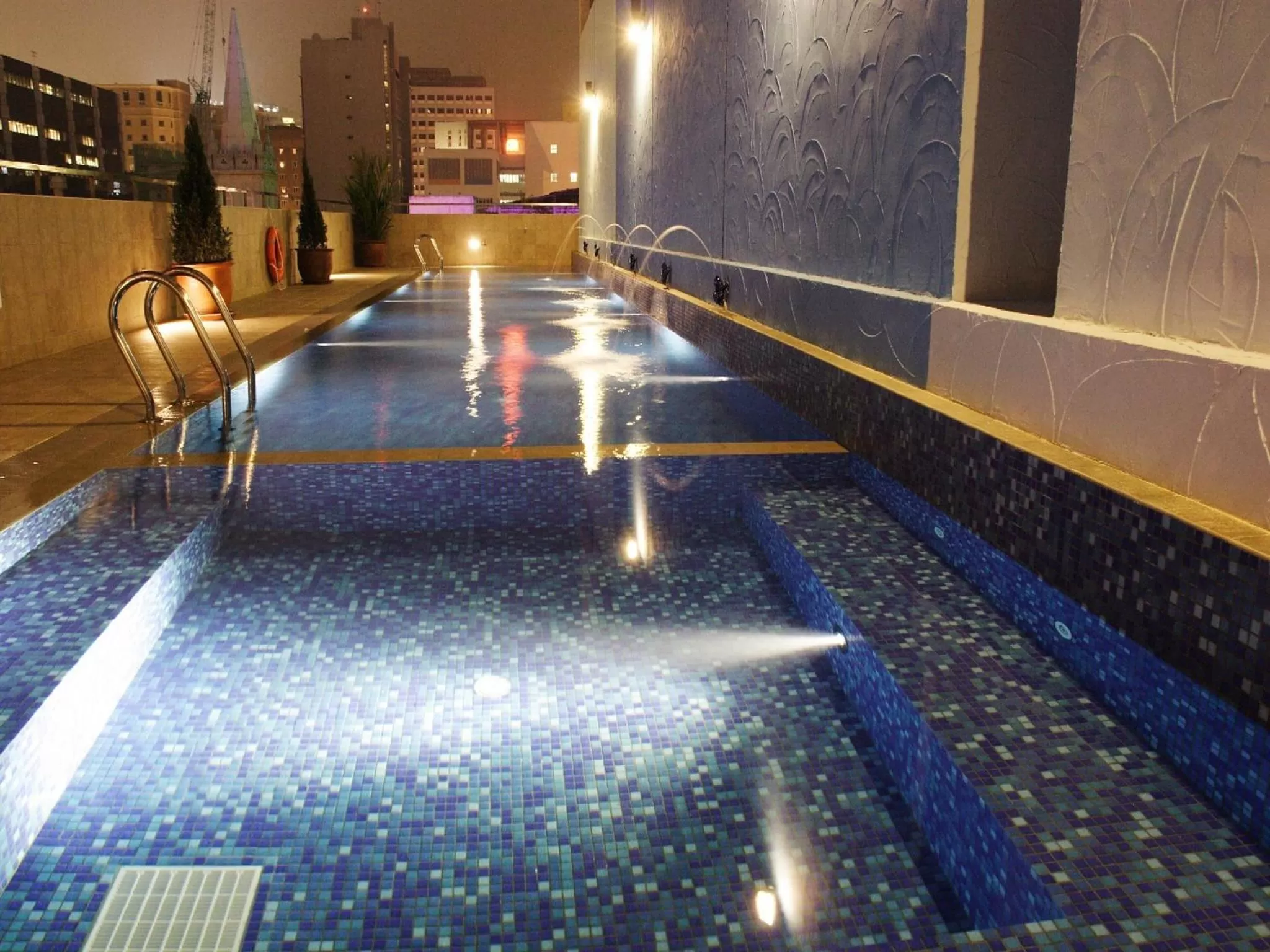 Swimming pool in Hotel Royal Queens