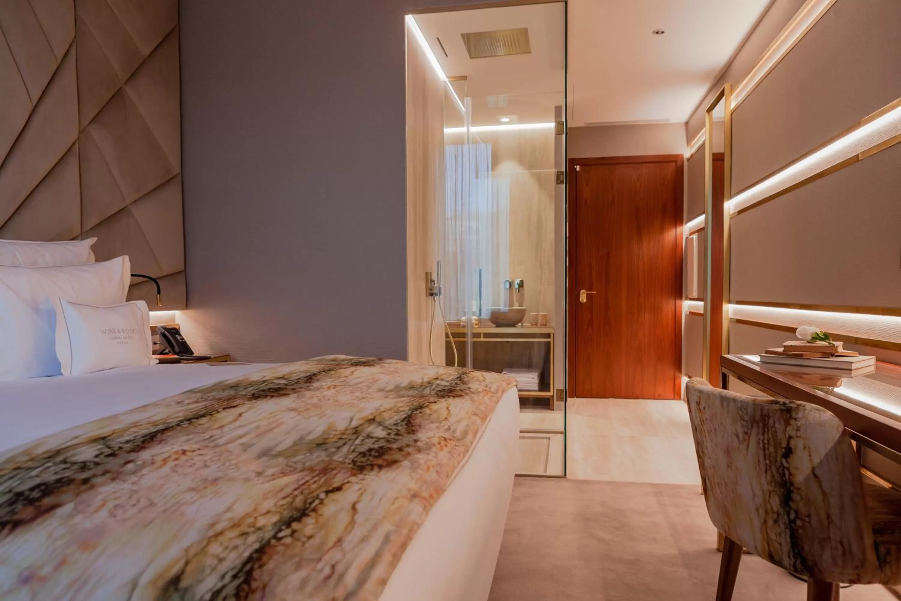 Shower, Bed in Wine & Books Lisboa Hotel