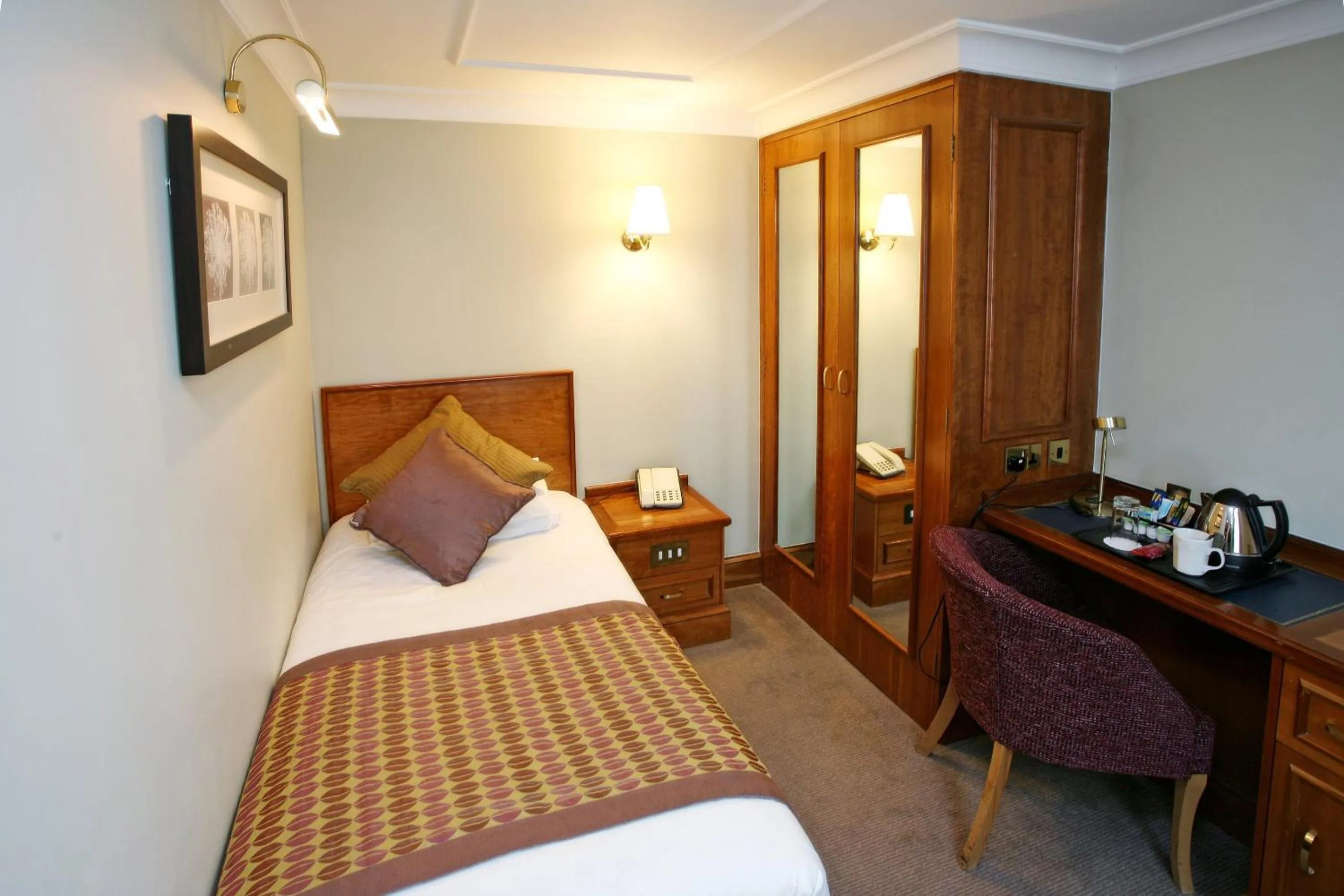 Bed in Best Western Plus Pinewood Manchester Airport-Wilmslow Hotel