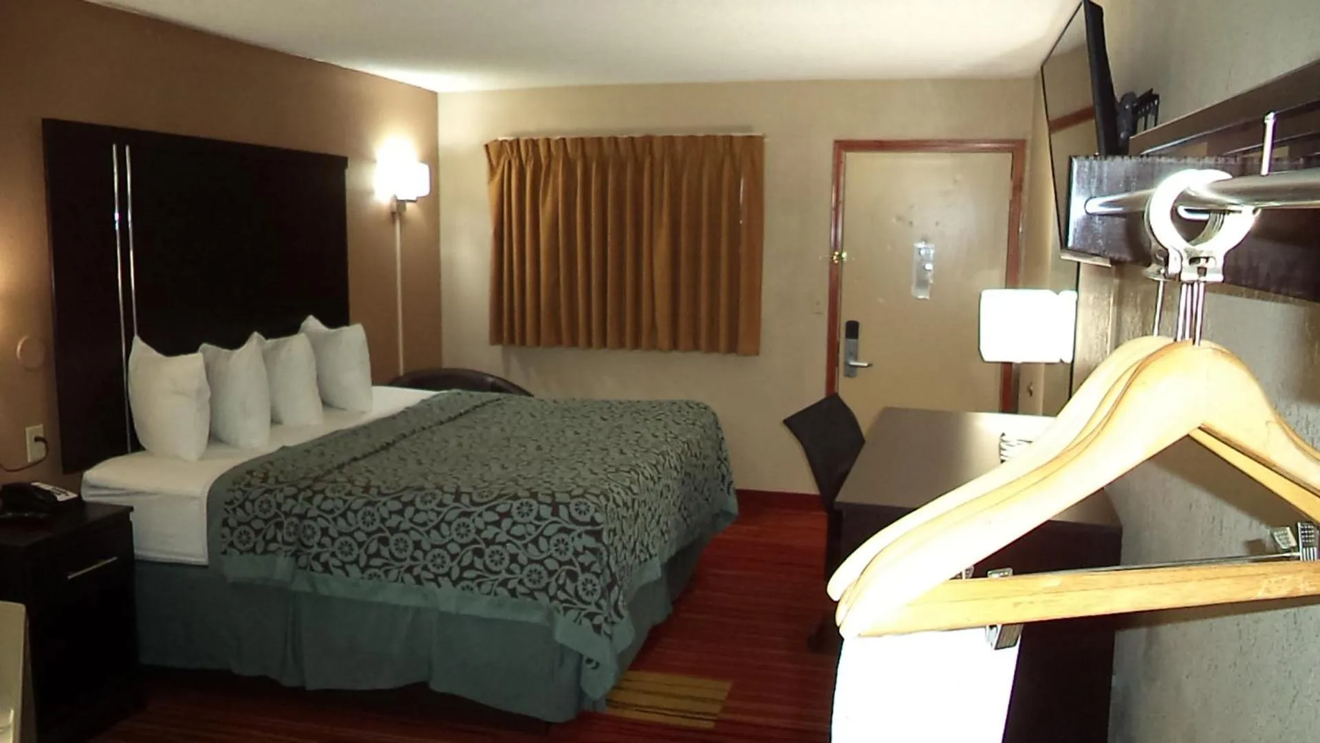 Photo of the whole room, Bed in Days Inn by Wyndham Maumee/Toledo