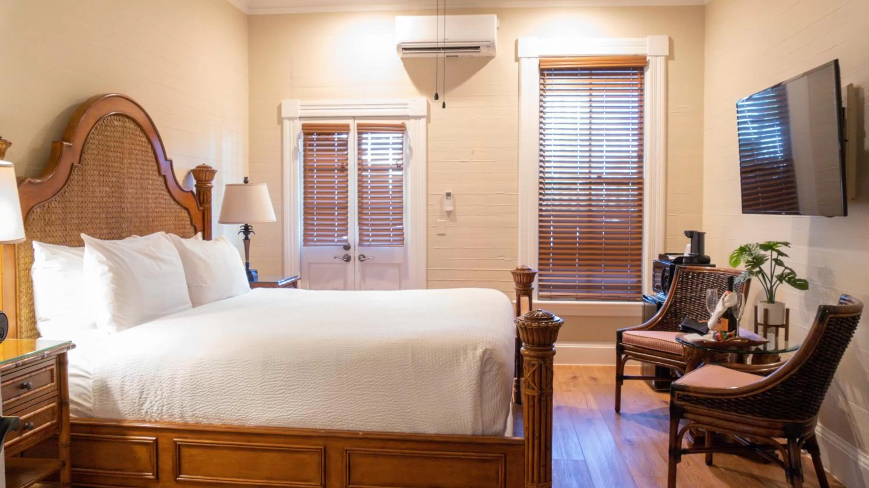 Bed in La Pensione Inn - Adult Exclusive