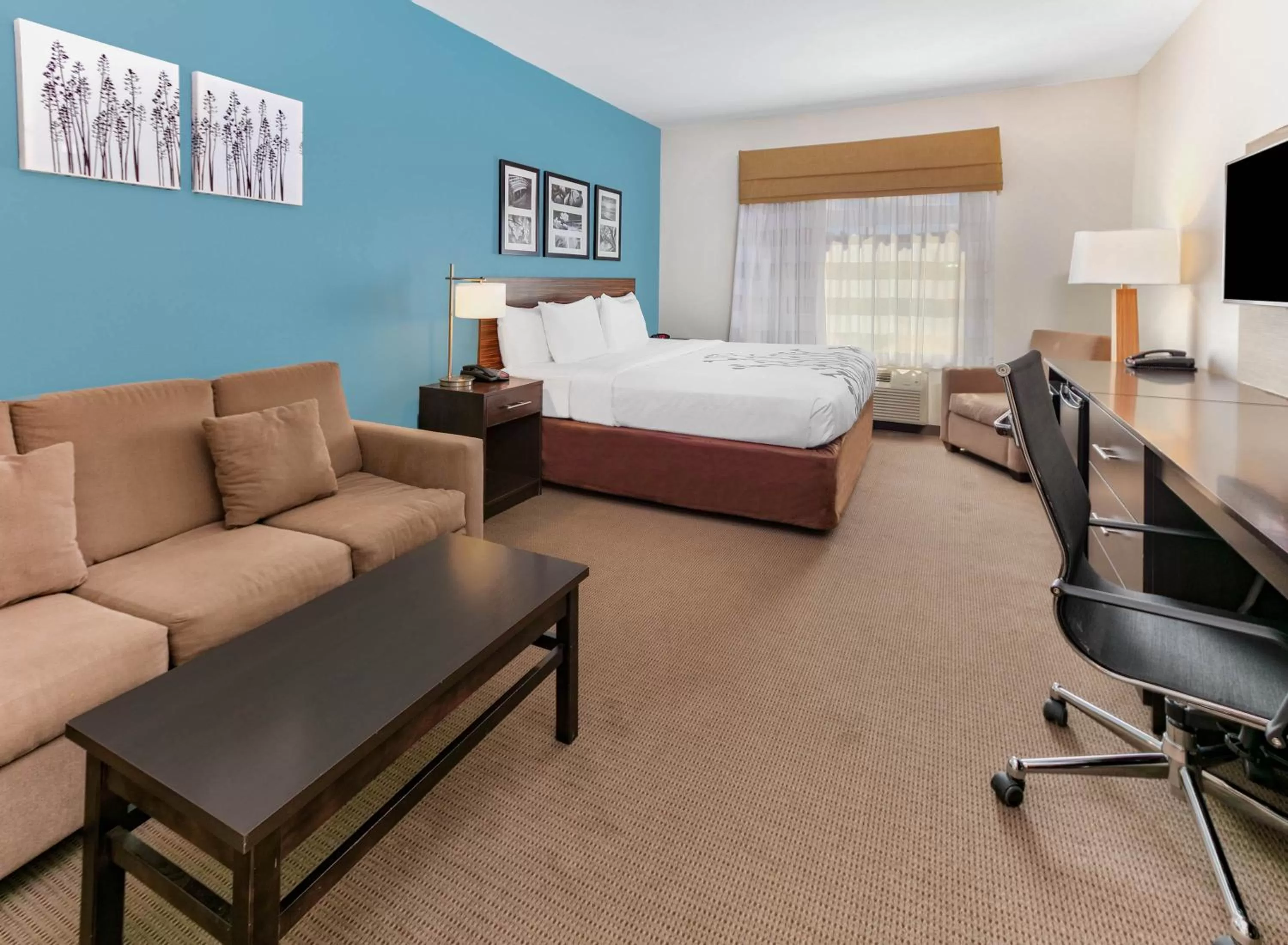 Communal lounge/ TV room, Bed in Wingate by Wyndham Longview North