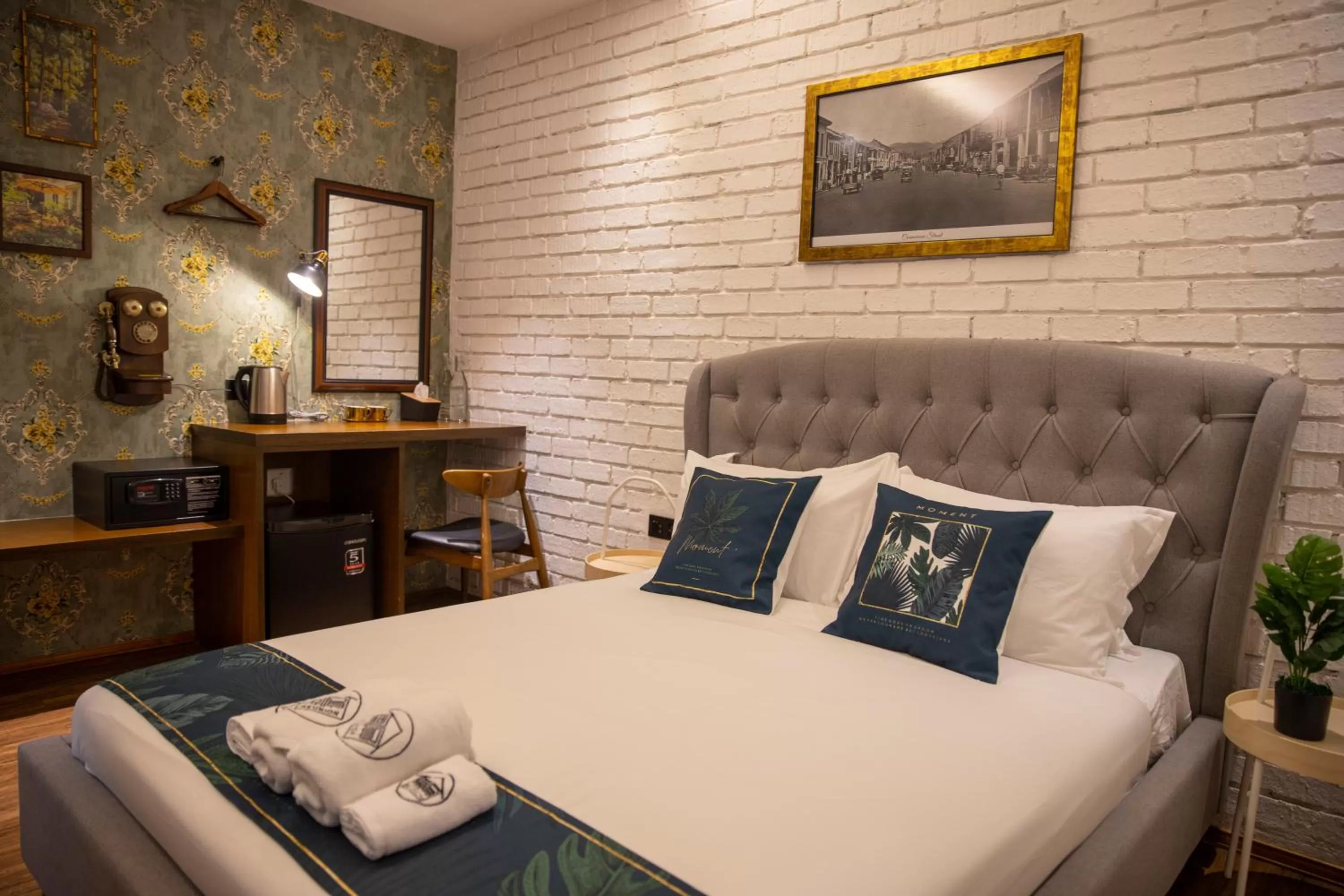 Bedroom, Bed in Carnarvon Suites