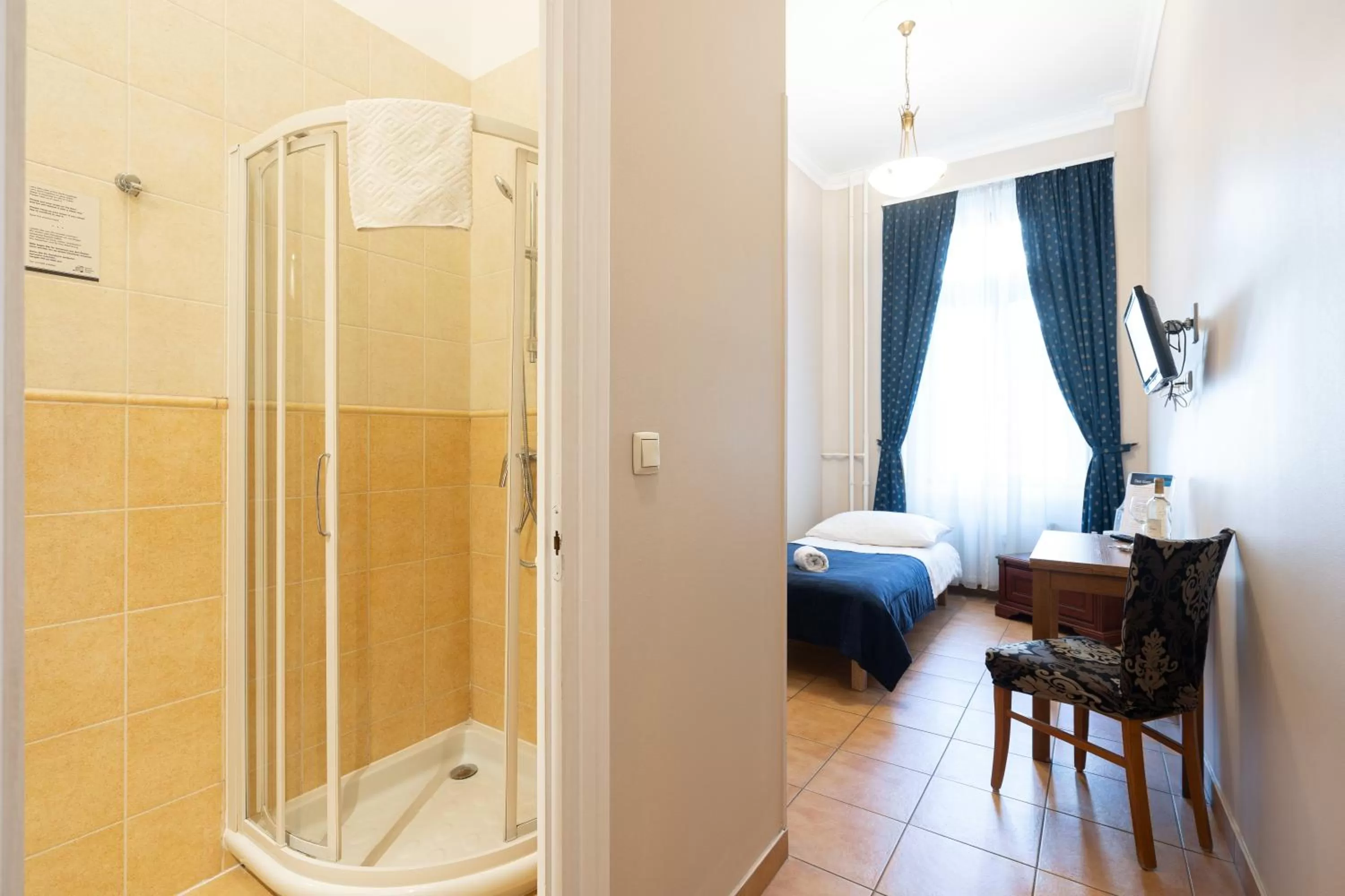 Bathroom, Bed in Budapest Panorama Central