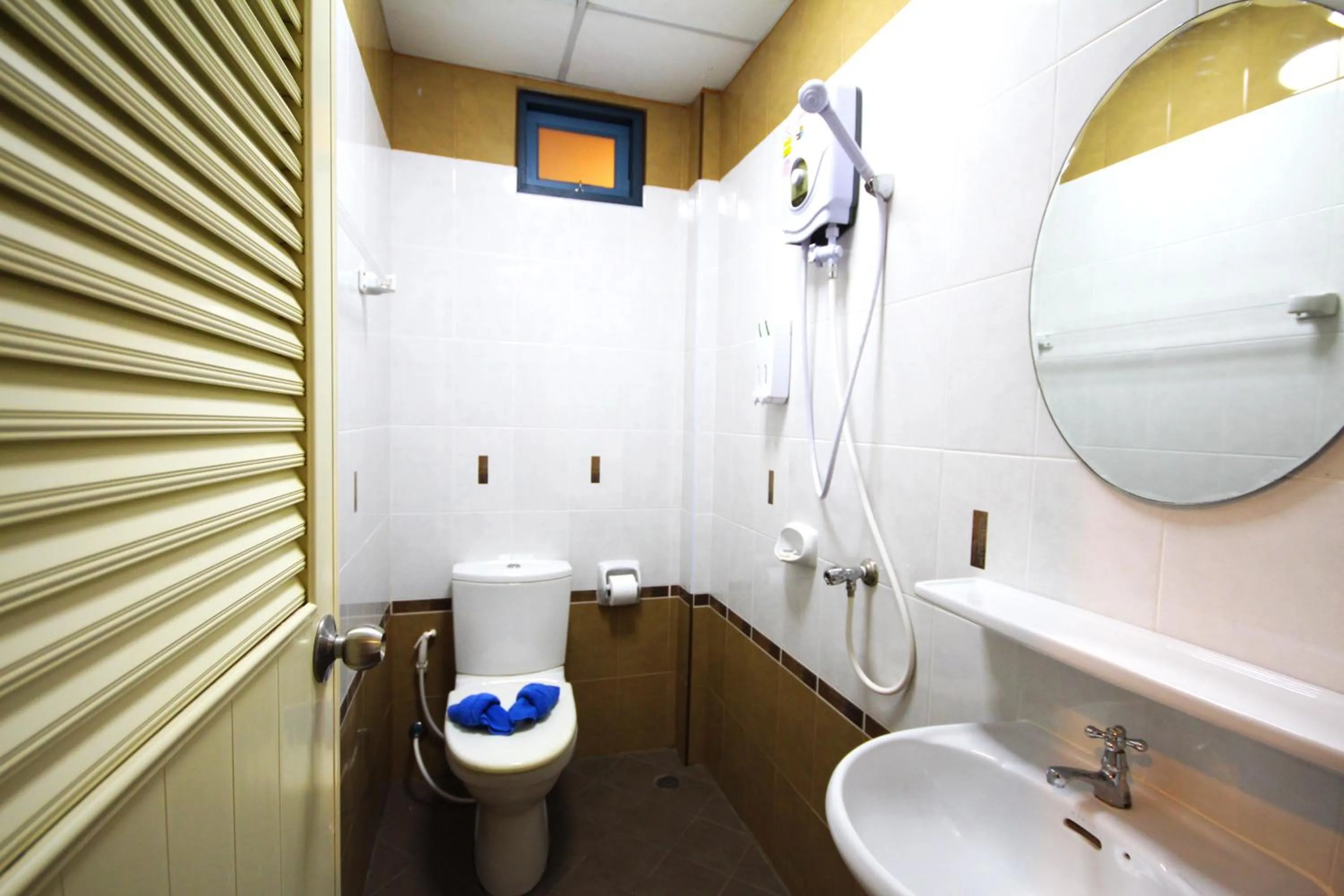 Toilet in Lemonade Boutique Inn