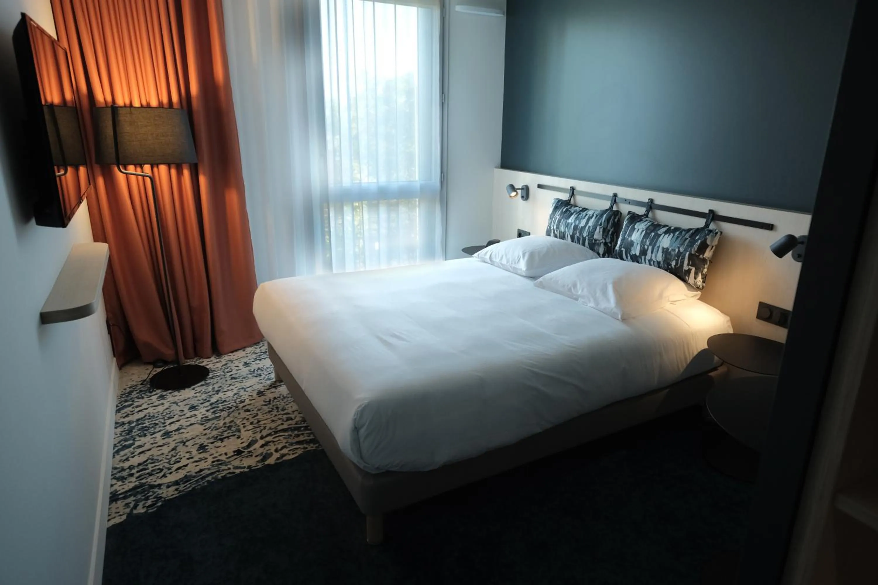 Photo of the whole room, Bed in Live Hotels Bordeaux Lac