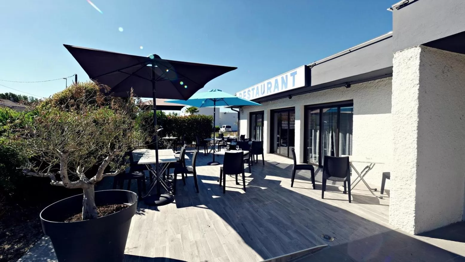 Patio in Citotel Hôtel Le Capricorne