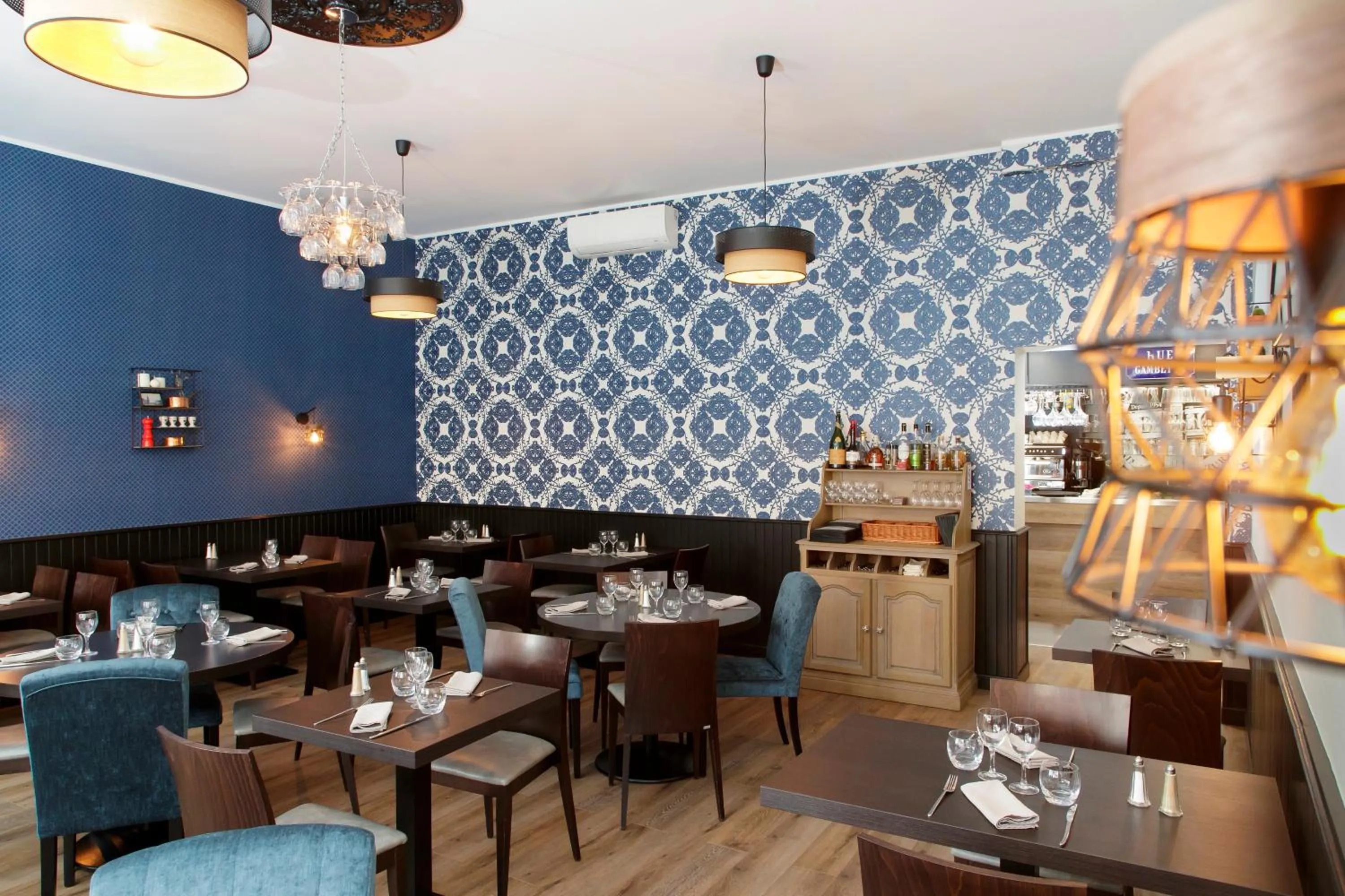 Restaurant/places to eat in Logis Hotel & Restaurant de la Basilique