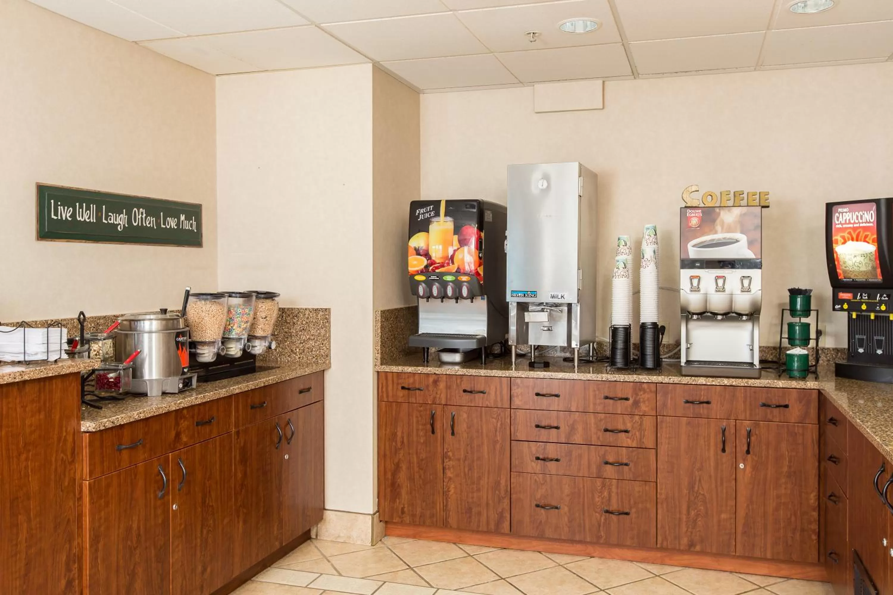 Coffee/tea facilities in Boothill Inn and Suites