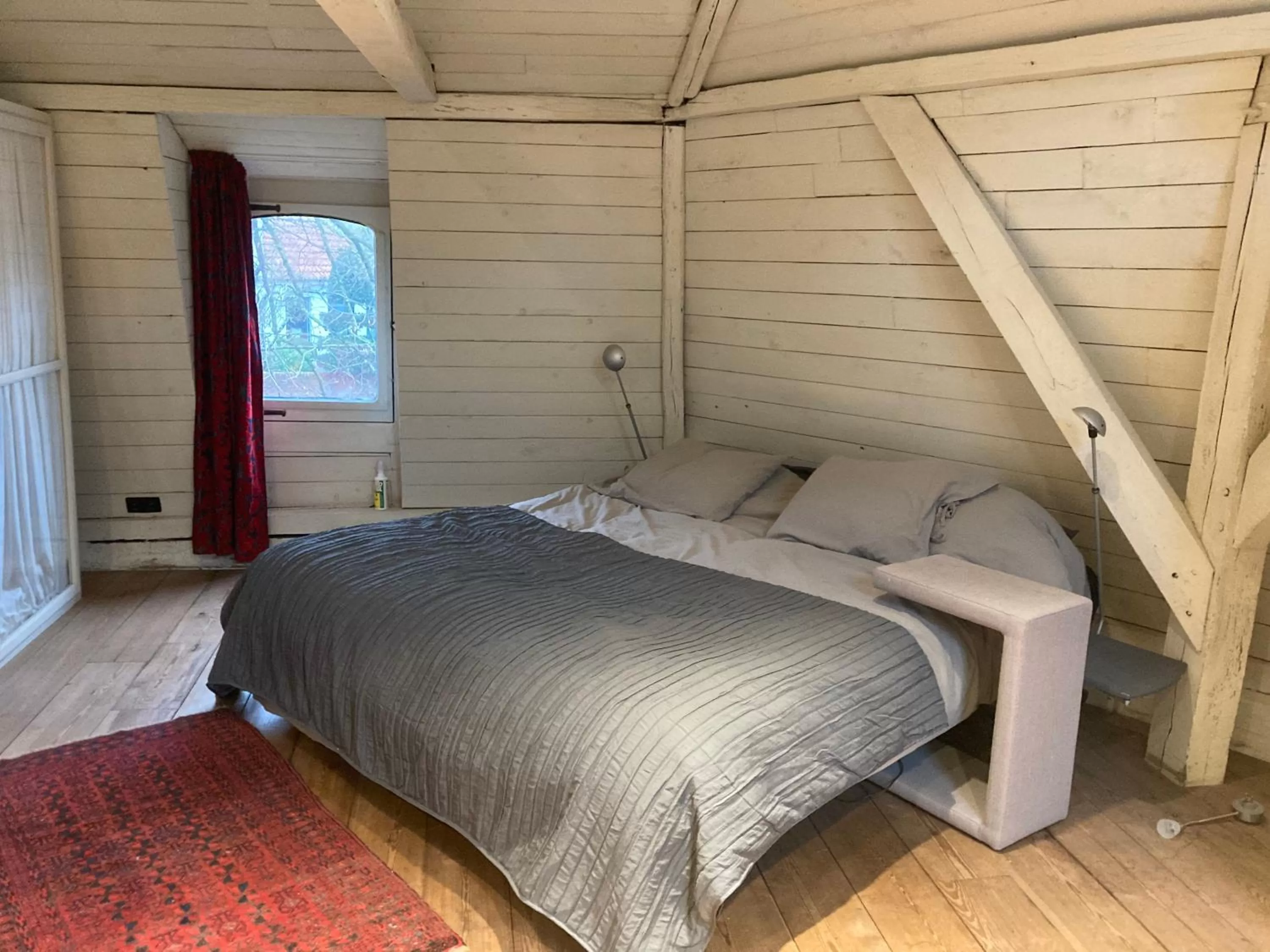 Bed in Canal Central