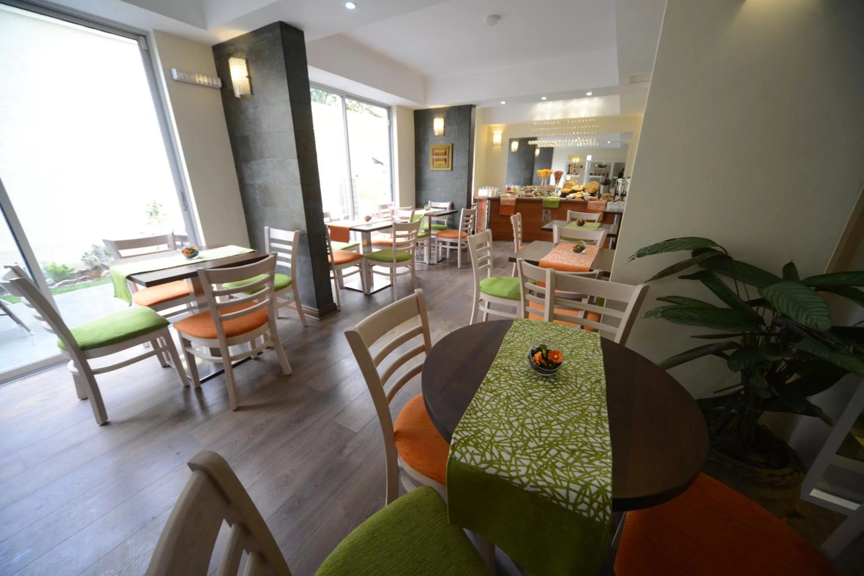 Restaurant/places to eat in Hotel Boutique Reyall