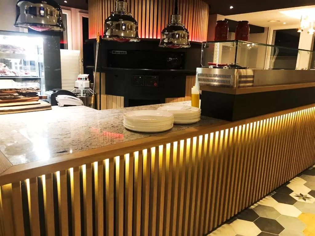 Restaurant/places to eat in Hotel pas de Cheville