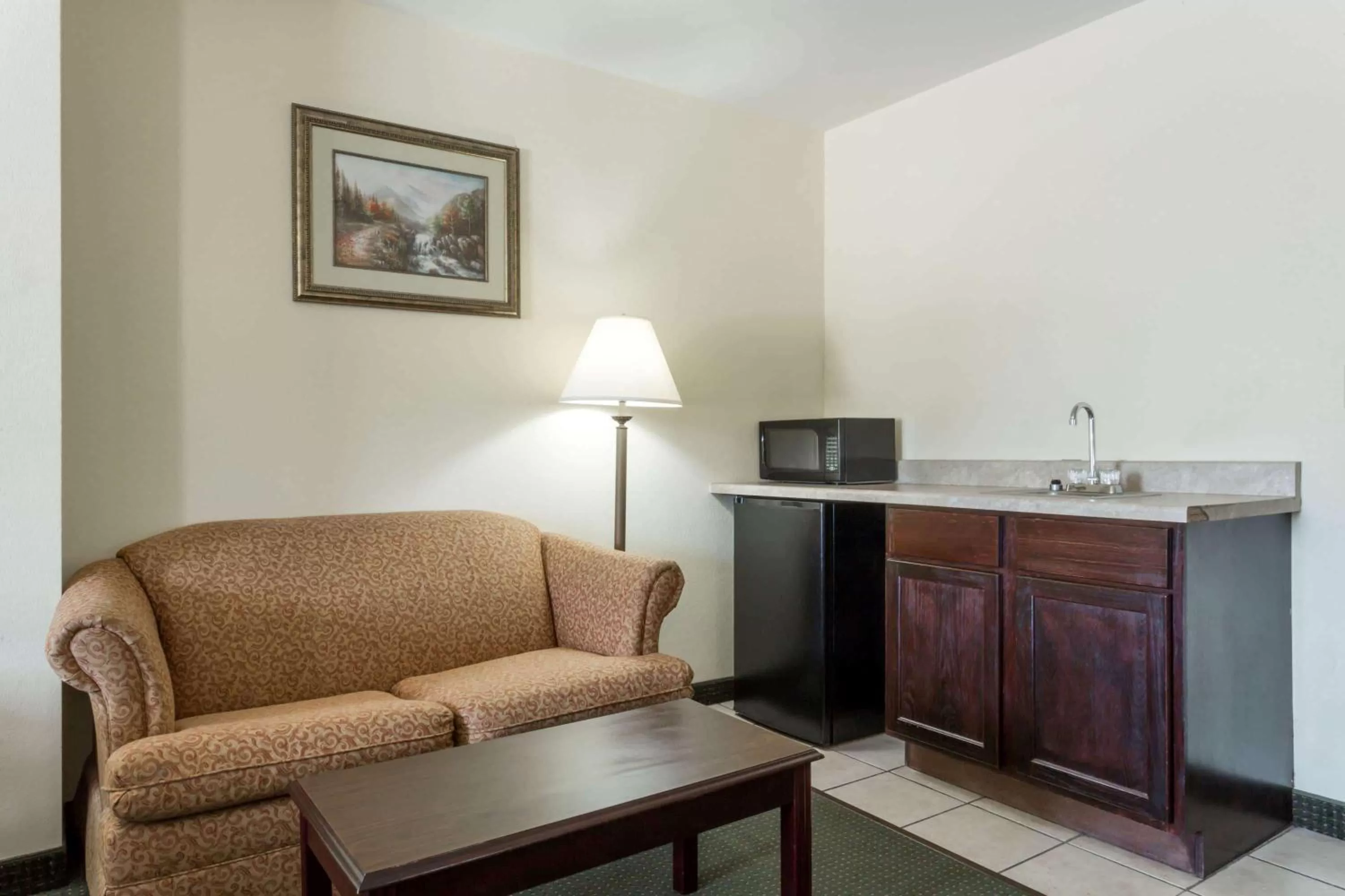 Lounge or bar in Howard Johnson by Wyndham Houma