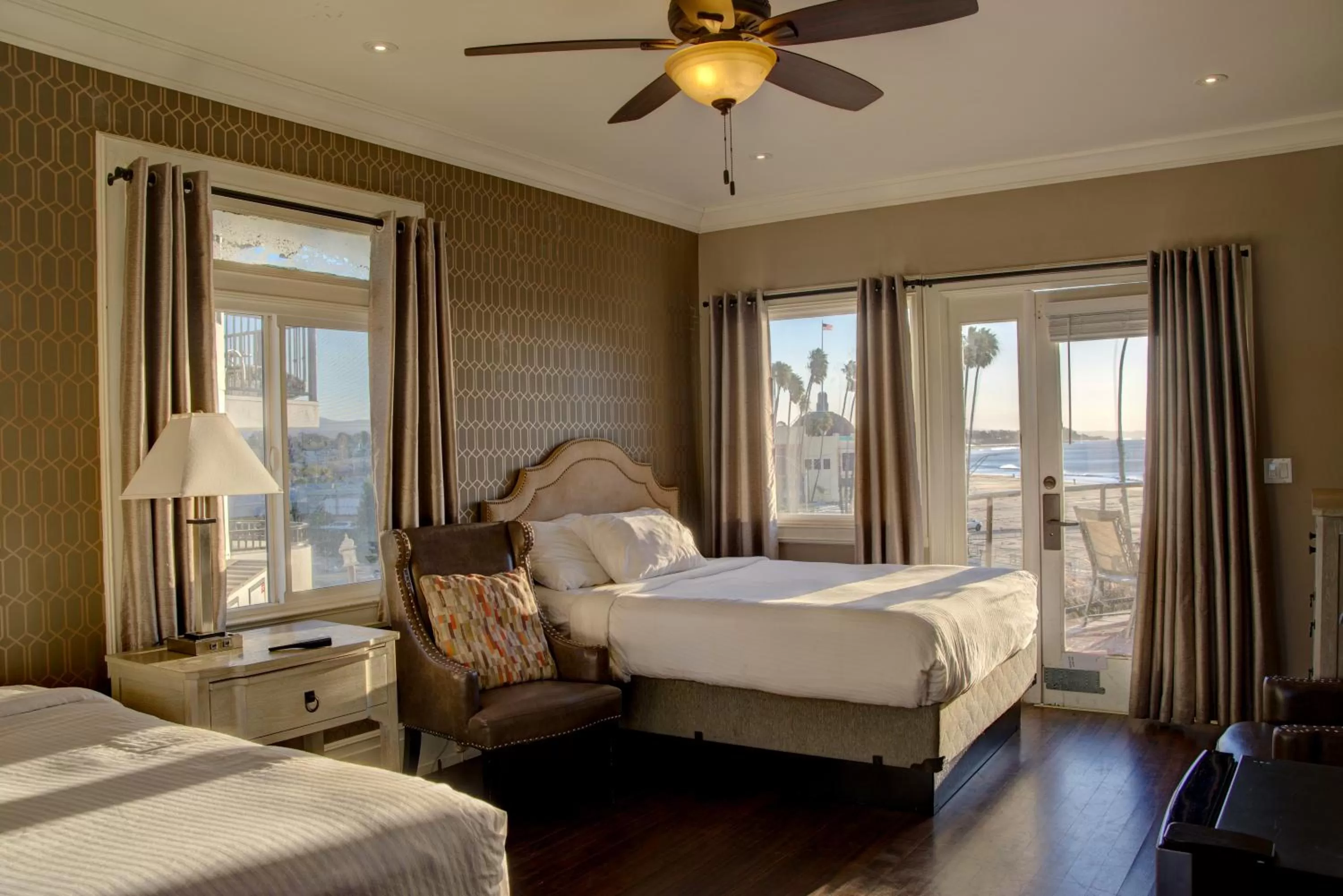 Photo of the whole room, Bed in Casablanca Inn on The Beach