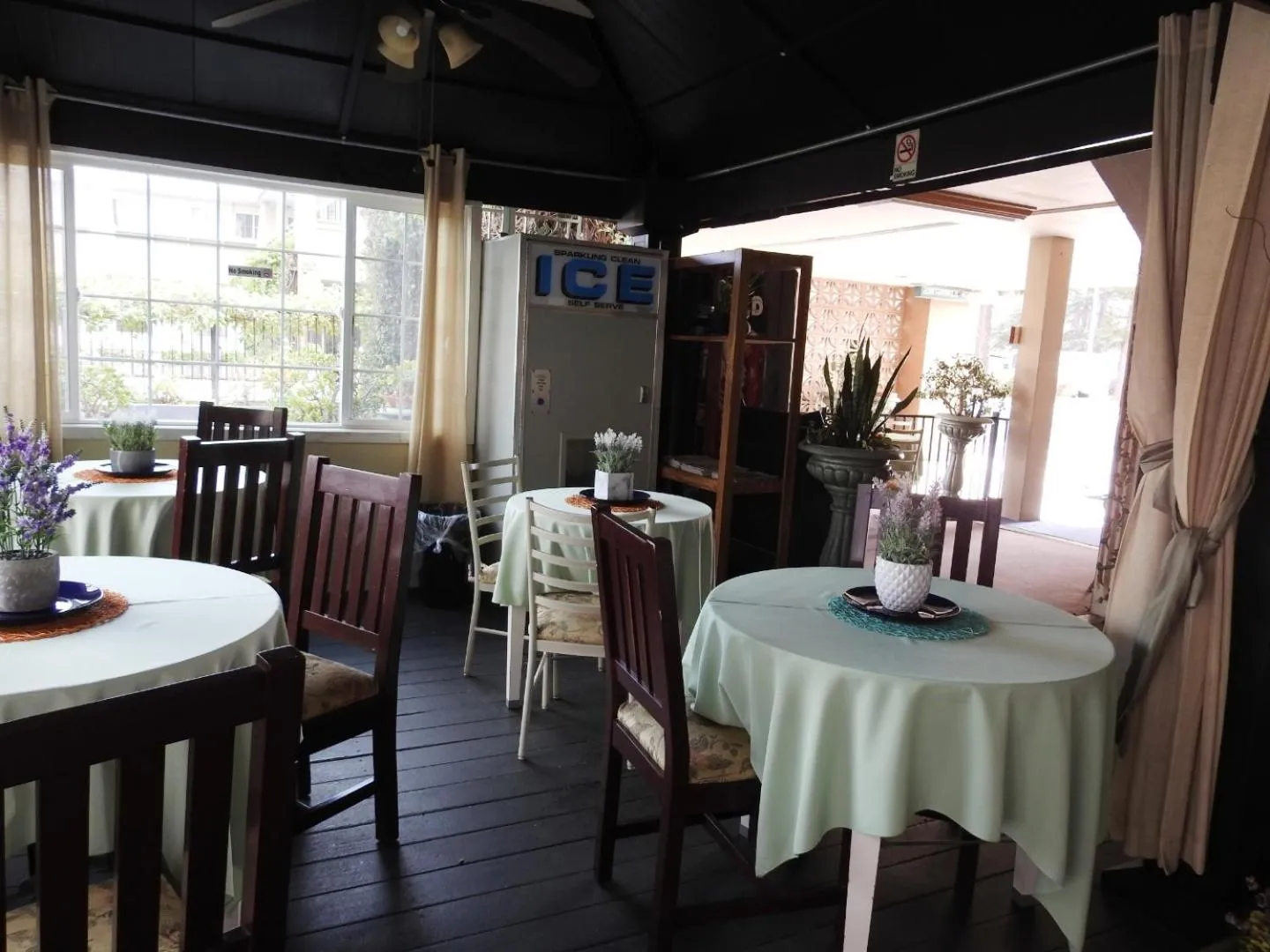 Breakfast in Stanford Motor Inn