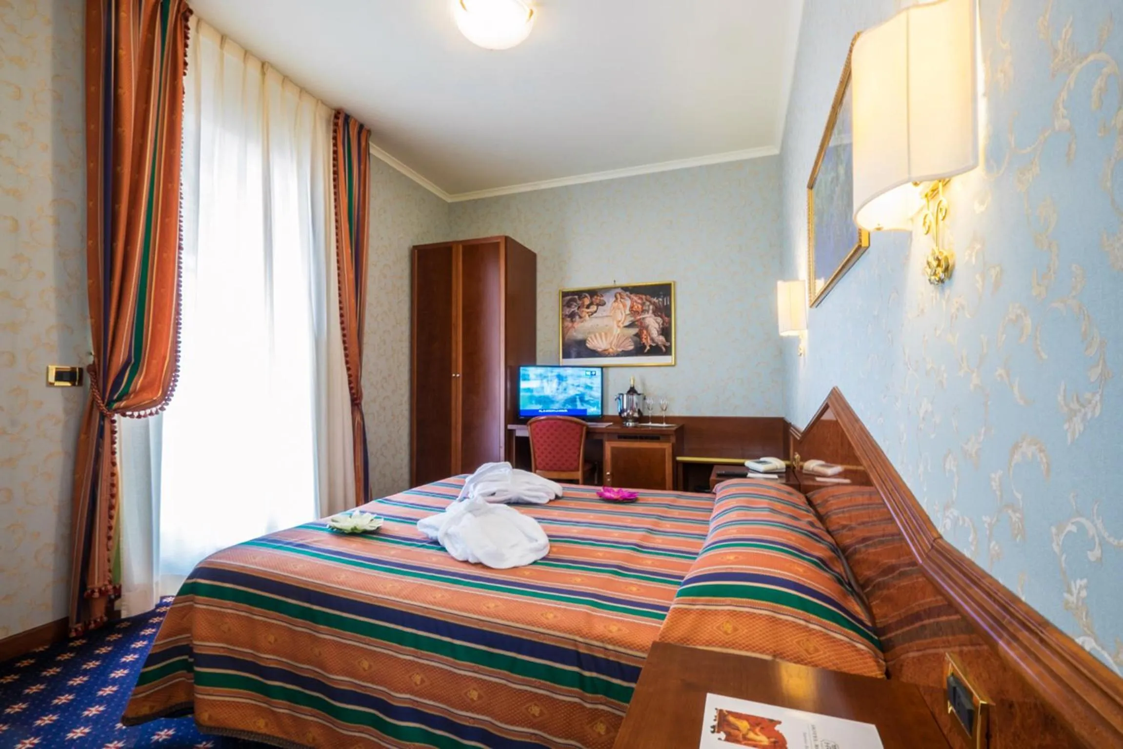 Photo of the whole room, Bed in Hotel Royal