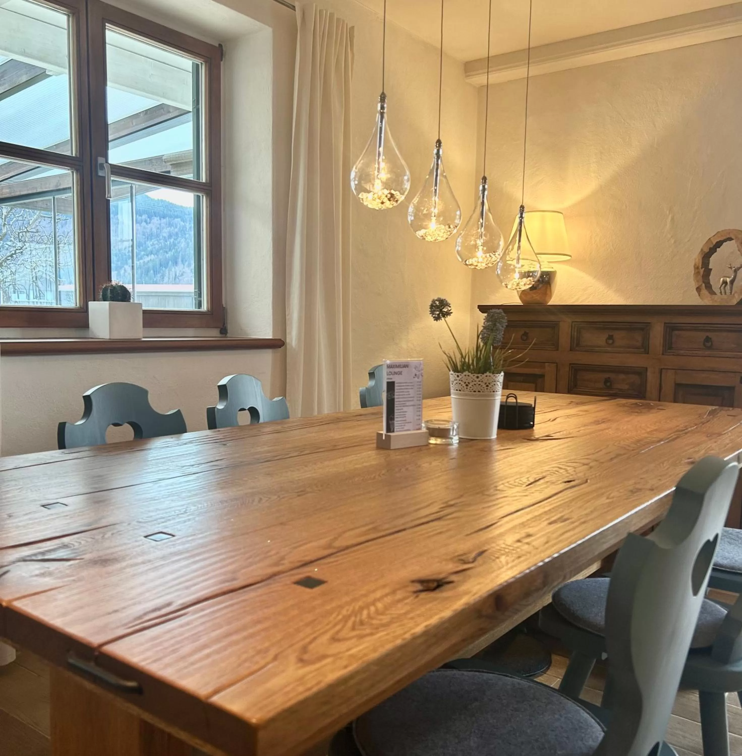 Lounge or bar in Das Maximilian - Feines Landhotel am Schliersee