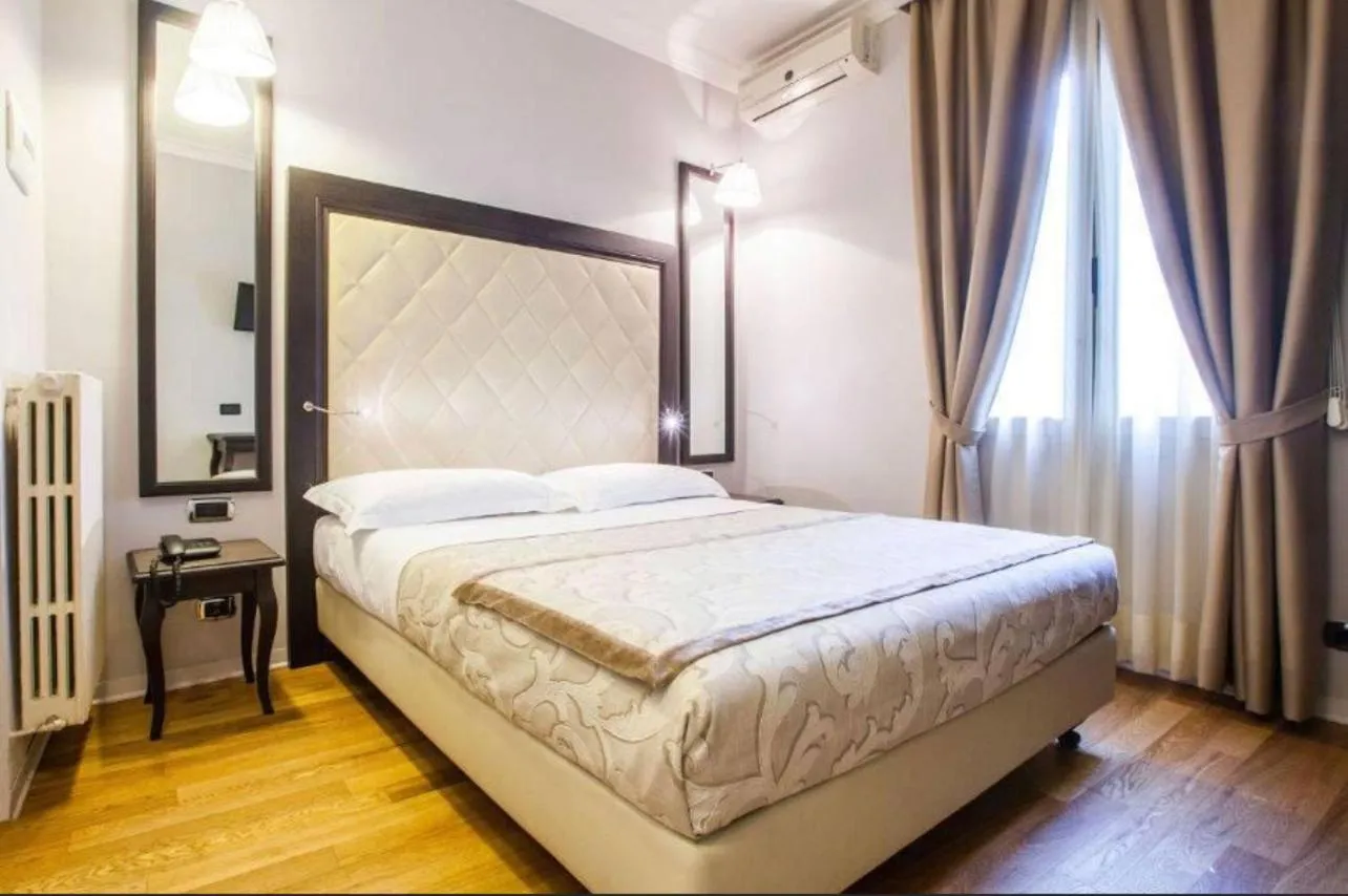 Bed in Hotel Lombardia