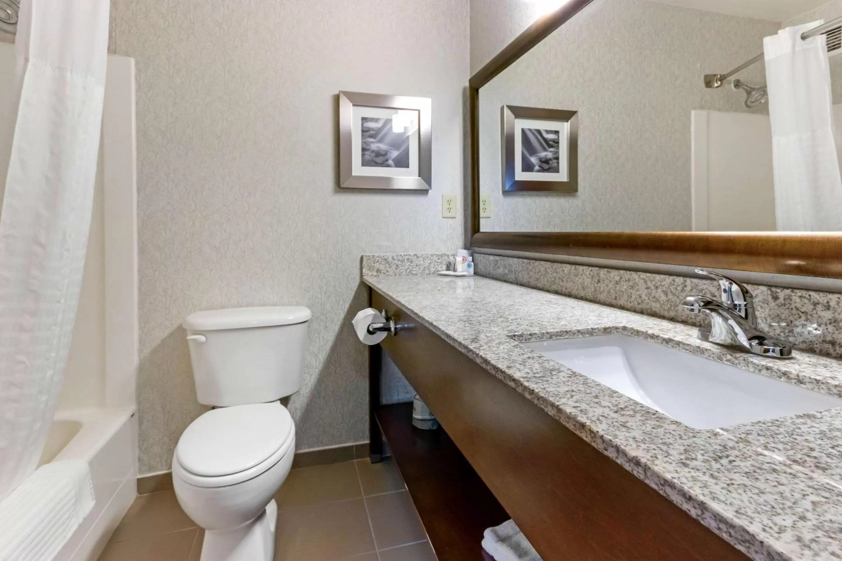Bathroom in Comfort Inn & Suites Market - Airport